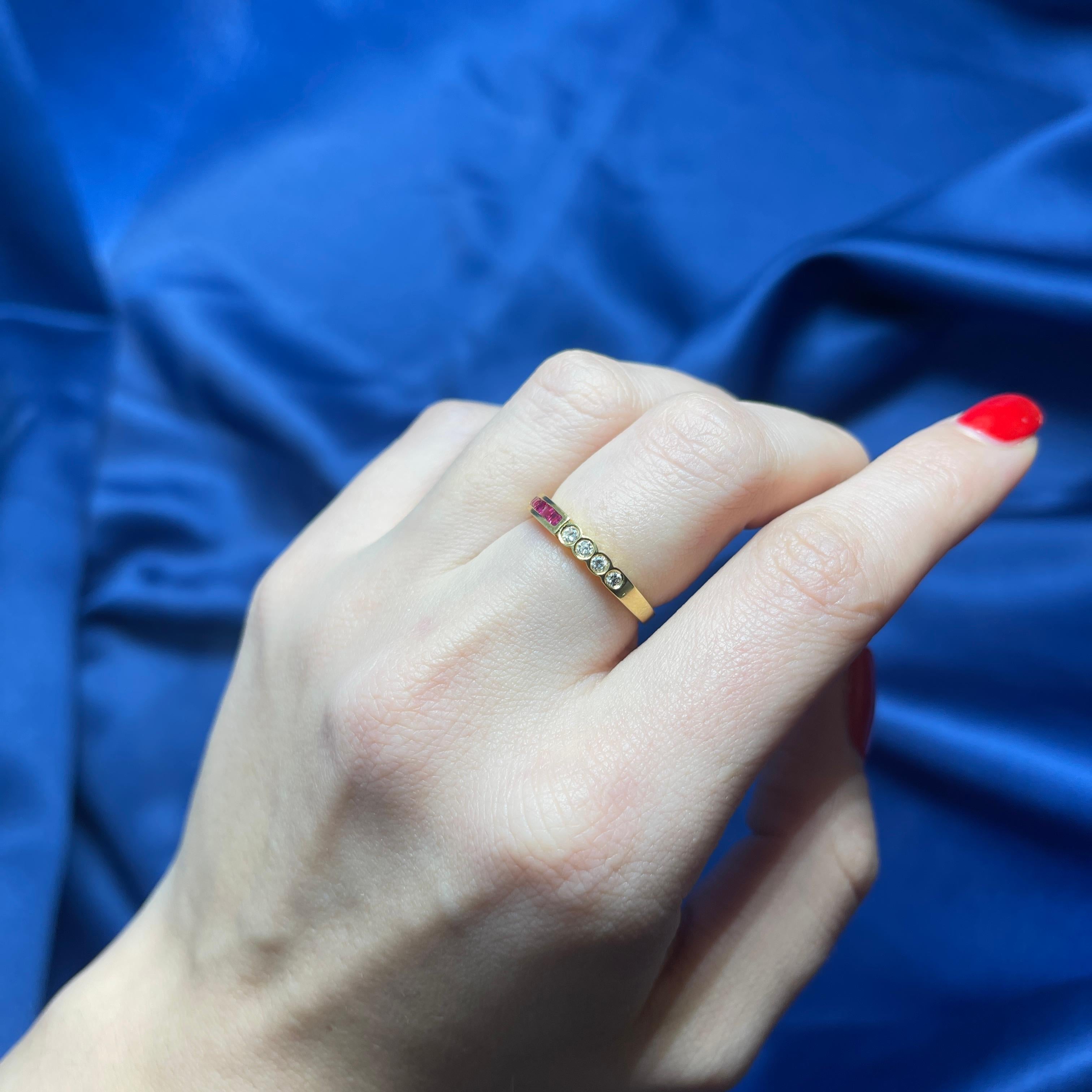 18k Yellow Gold Diamond and Ruby Rivière Ring For Sale 3