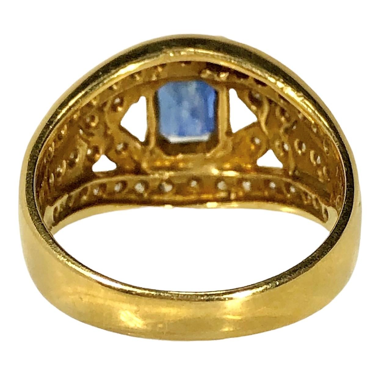 Cocktailring aus 18 Karat Gelbgold mit Diamanten und Saphiren Damen