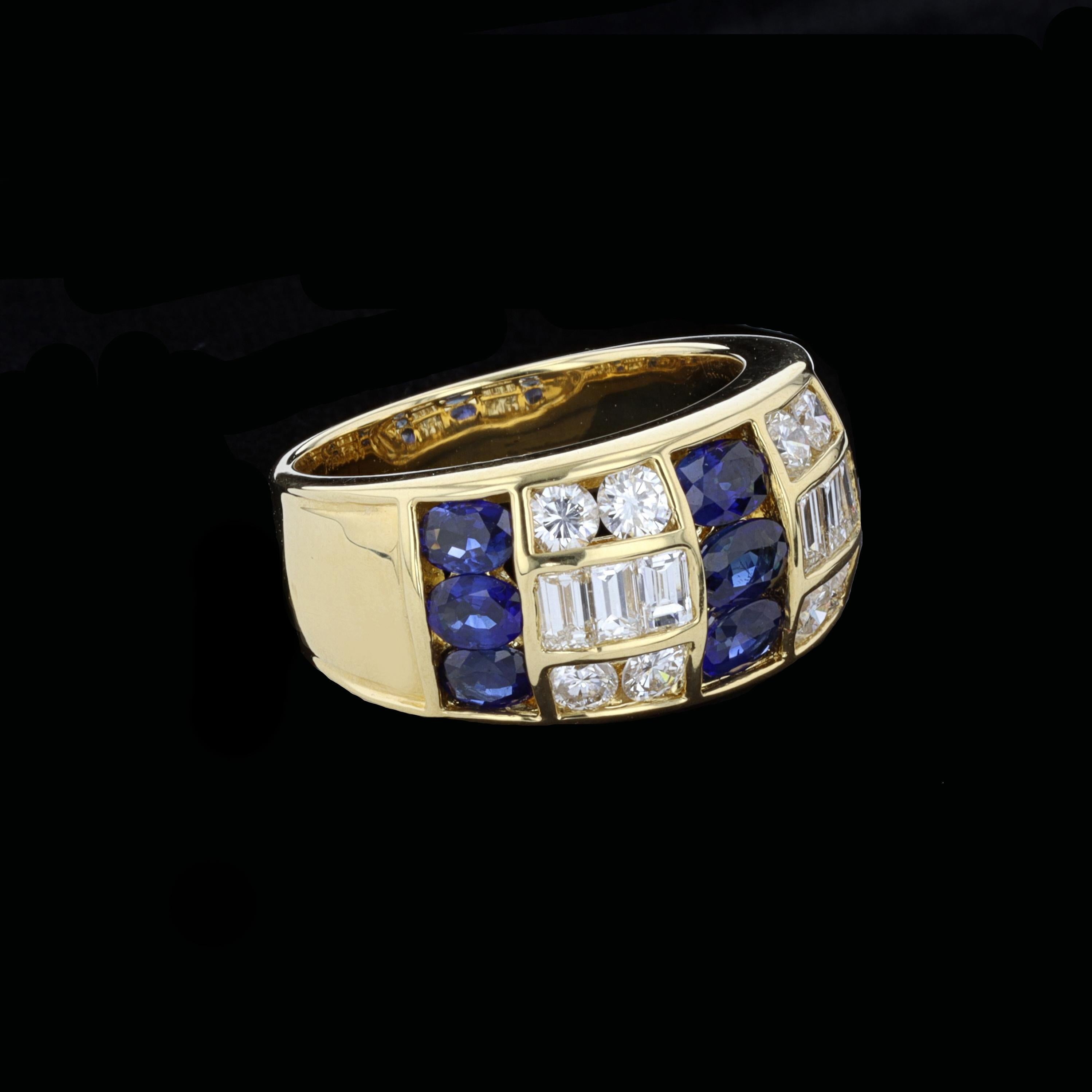 Taille ovale Bague de succession en or jaune 18 carats, diamants et saphirs en vente