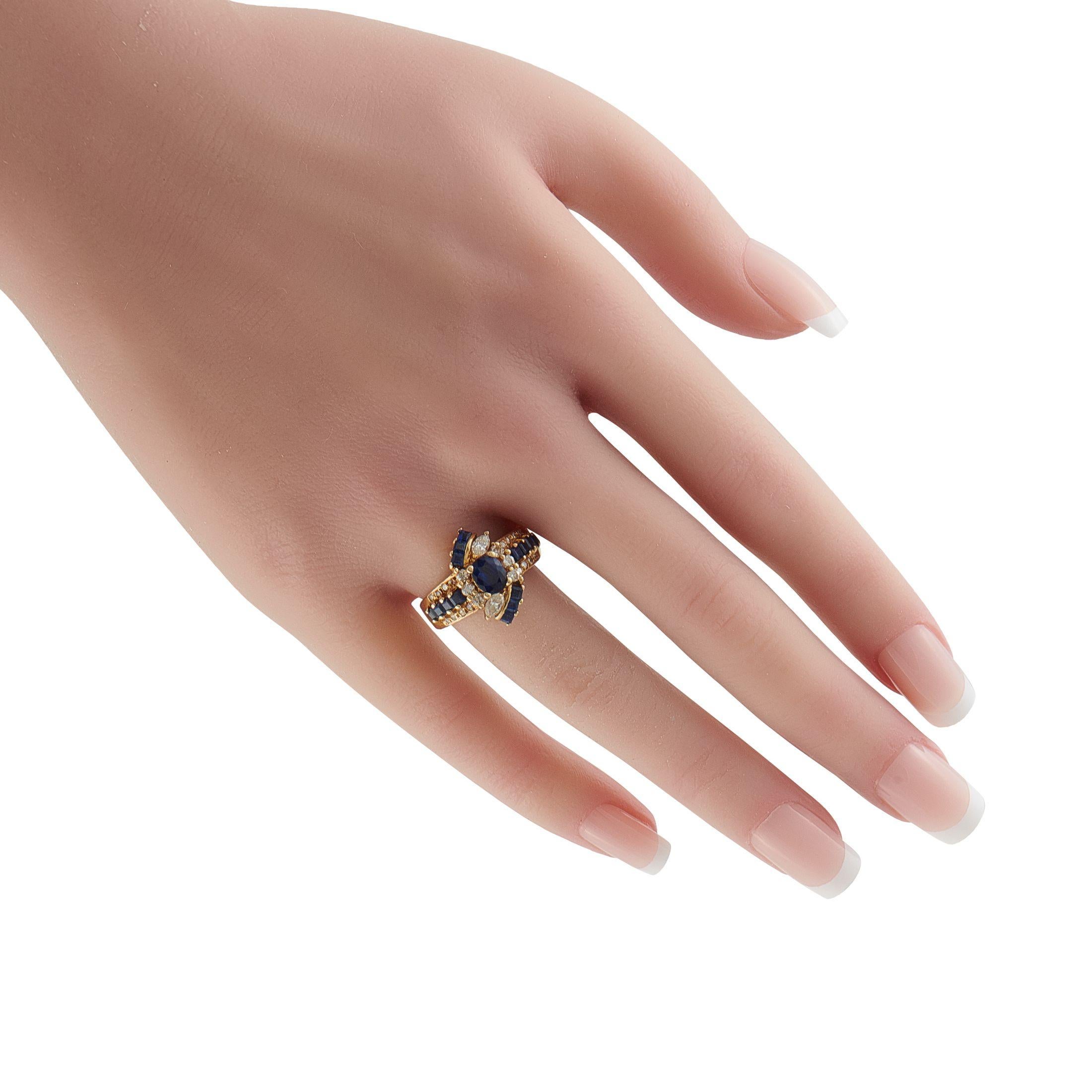 Taille ronde Bague en or jaune 18K avec diamant et saphir en vente