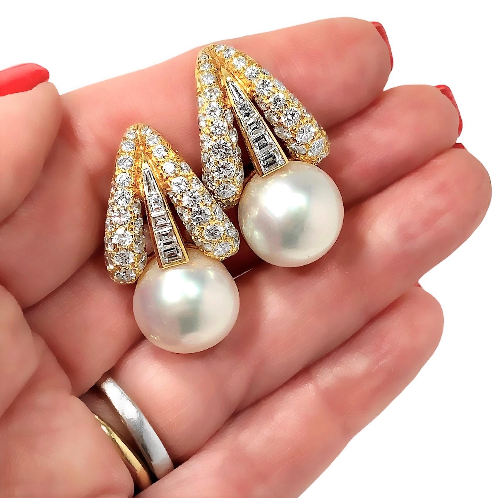 18 Karat Gelbgold, Diamant und Südseeperlen-Ohrringe von Emis Beros (Moderne)