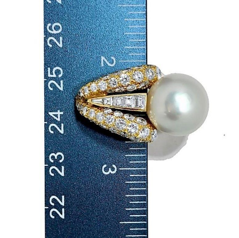 18 Karat Gelbgold, Diamant und Südseeperlen-Ohrringe von Emis Beros Damen