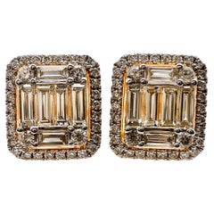 Clous d'oreilles en or jaune 18 carats avec diamants baguettes et diamants ronds taille brillant