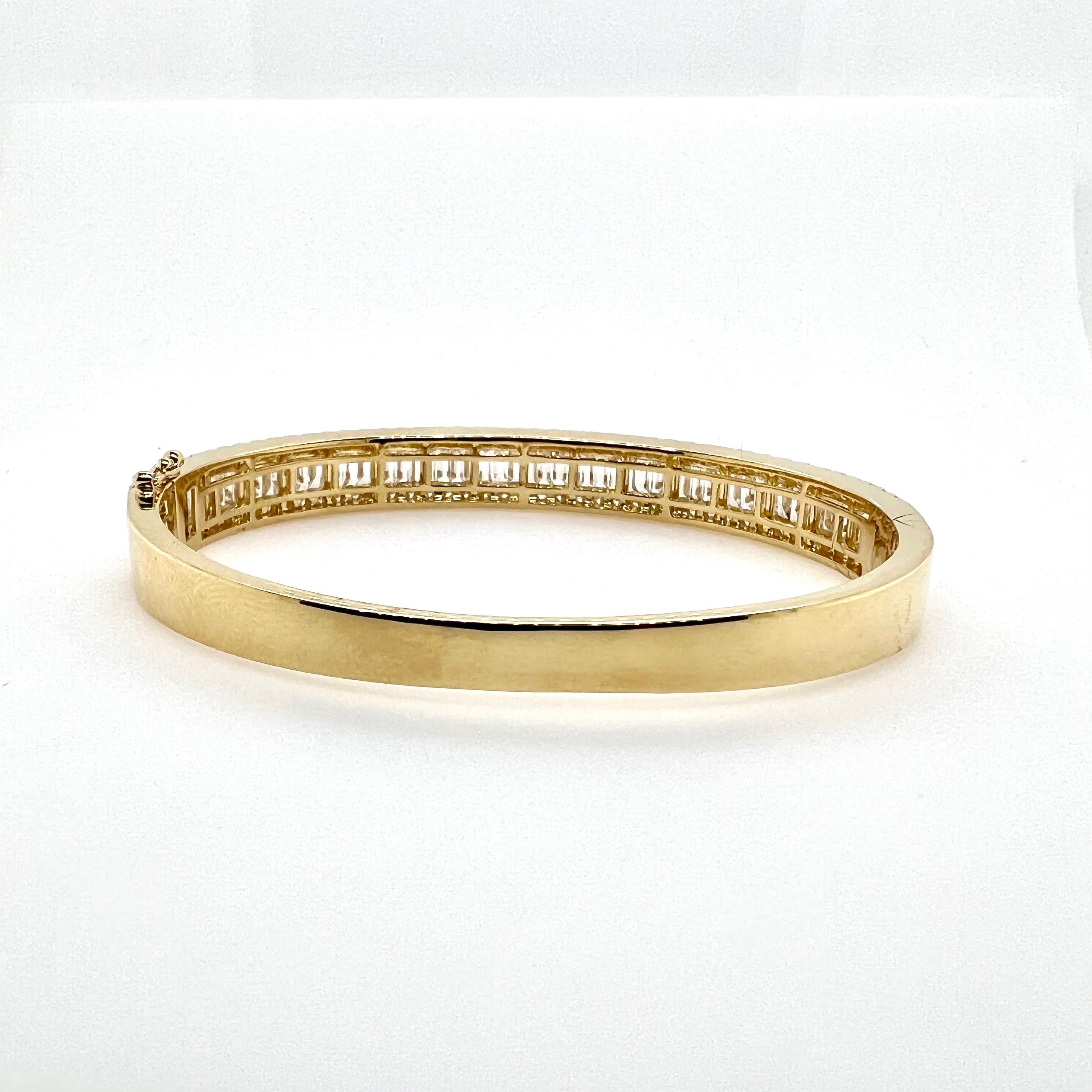 Contemporain Bracelet jonc en or jaune 18 carats avec diamants taille baguette et ronde en vente