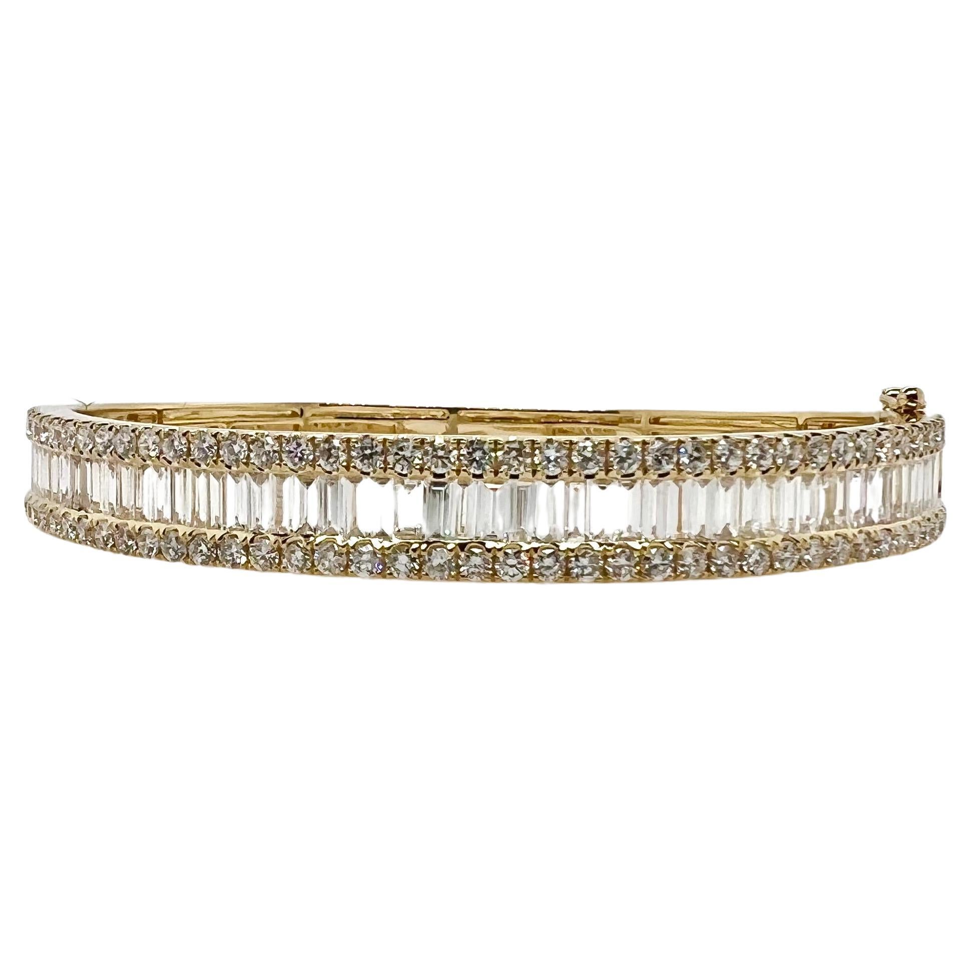 18k Yellow Gold Diamond Baguette & Round Cut Bangle Bracelet For Sale