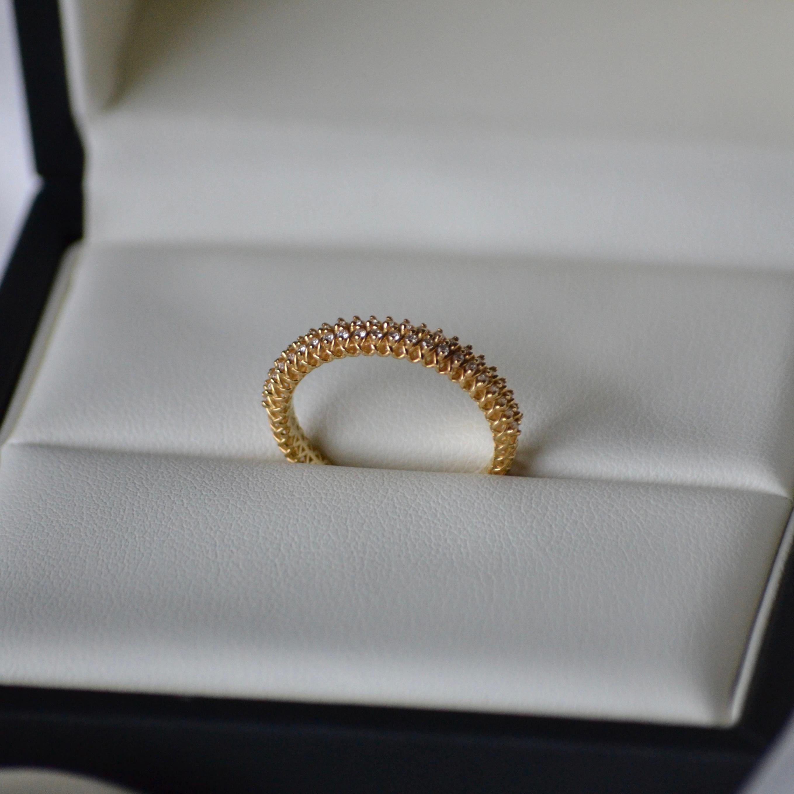 Modern 18K Yellow Gold Diamond Band Ring For Sale