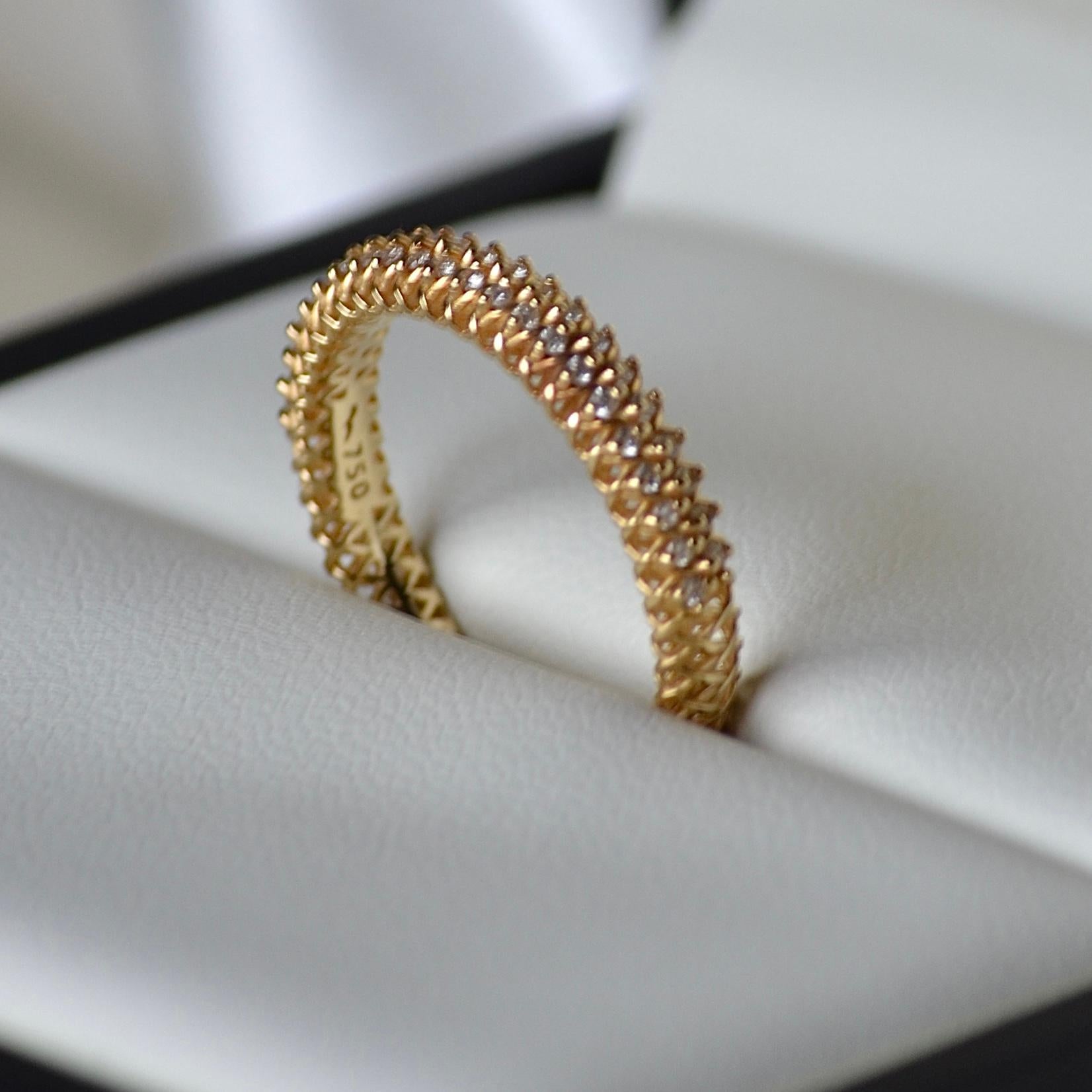 Round Cut 18K Yellow Gold Diamond Band Ring For Sale