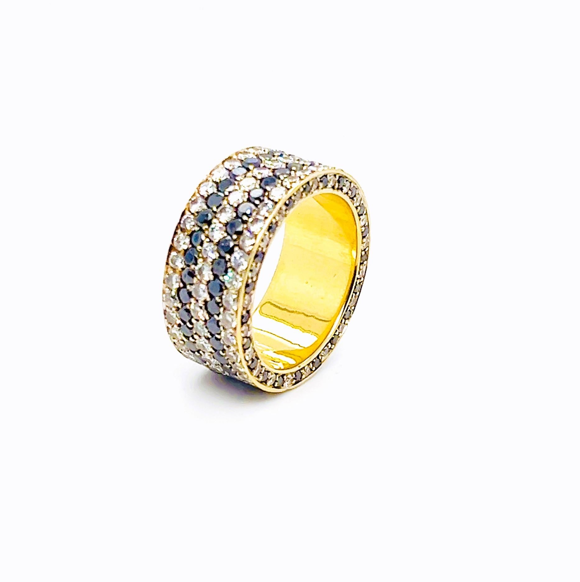 18k Yellow Gold Diamond Band with White and Black Diamonds In Excellent Condition For Sale In Miami, FL
