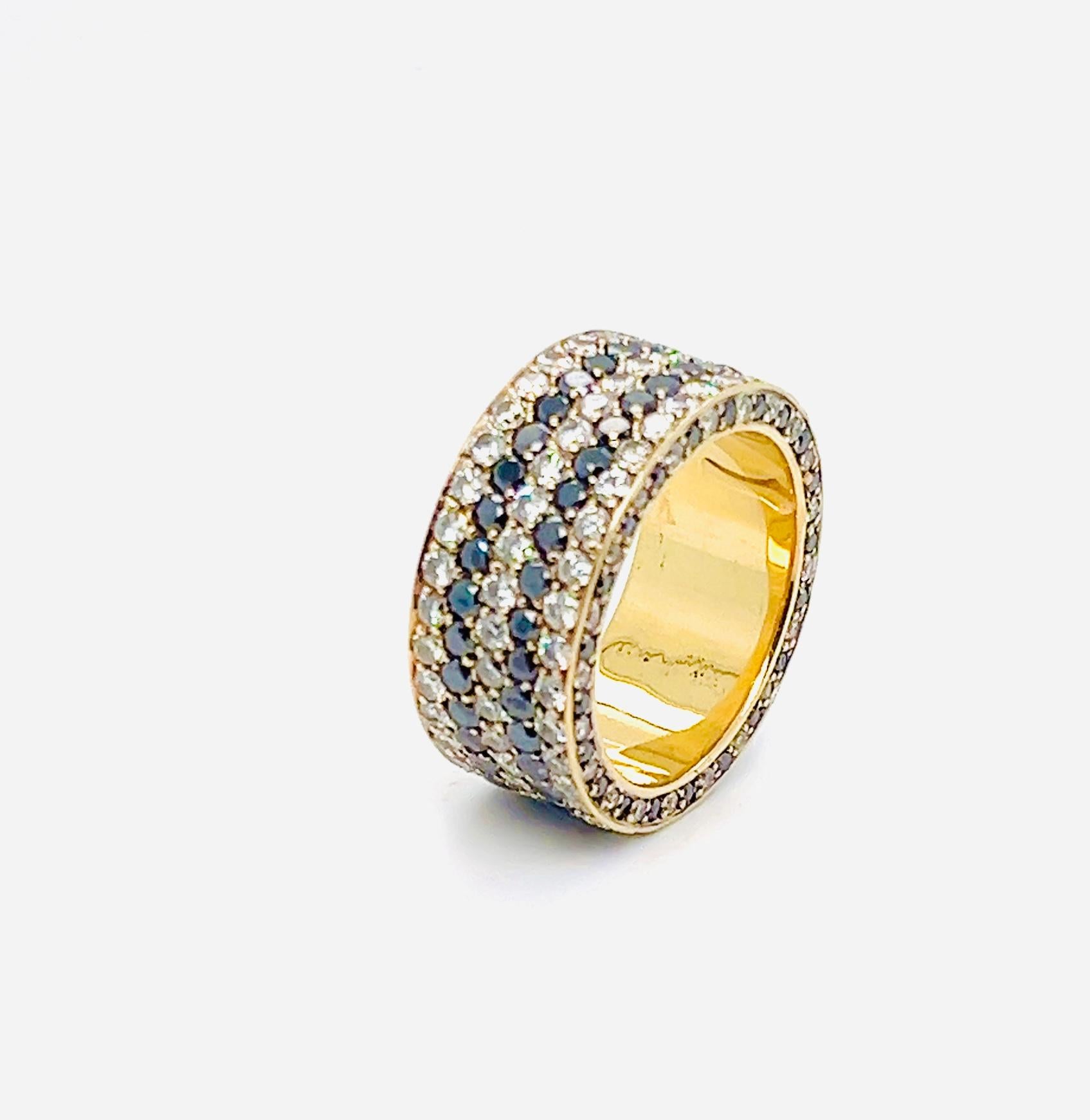 Brilliant Cut 18k Yellow Gold Diamond Band with White and Black Diamonds For Sale