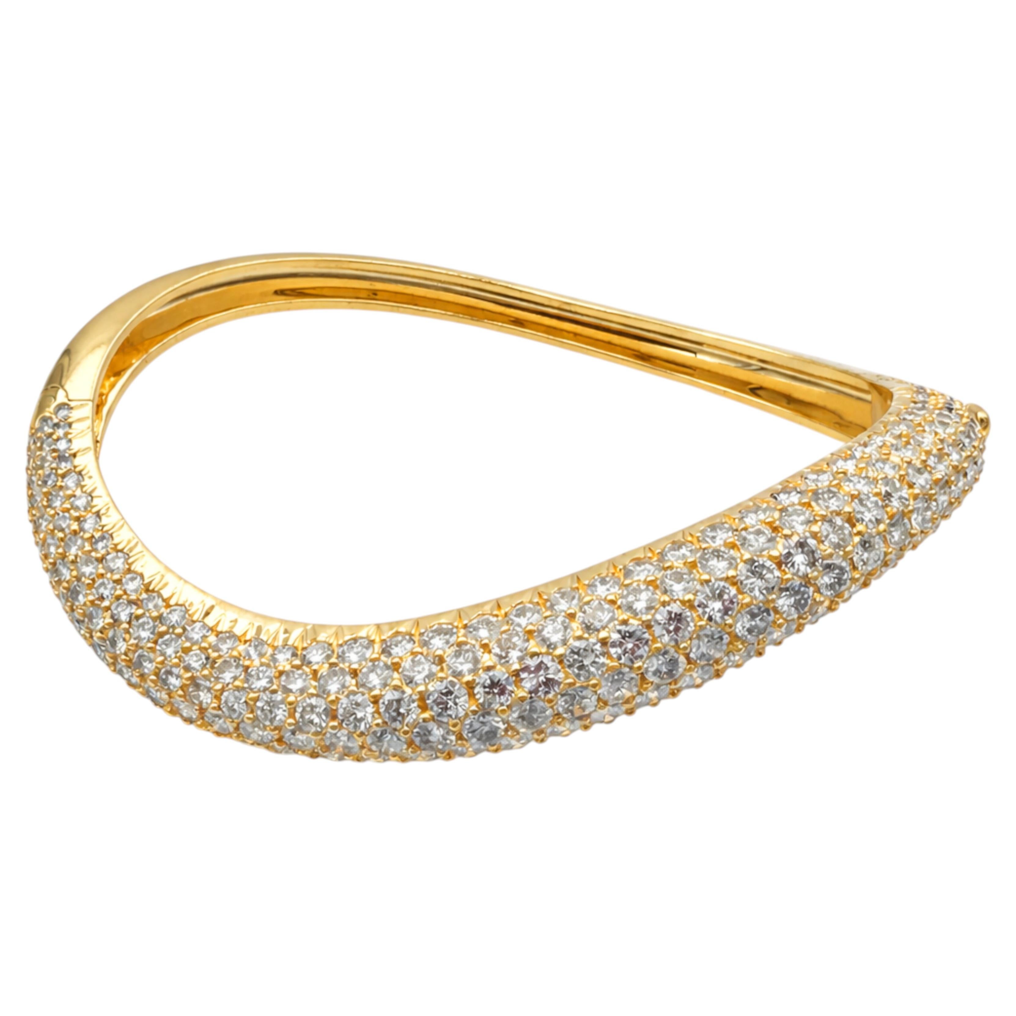 18K Yellow Gold Diamond Bangle Bracelet 15.00 Carats Total Weight