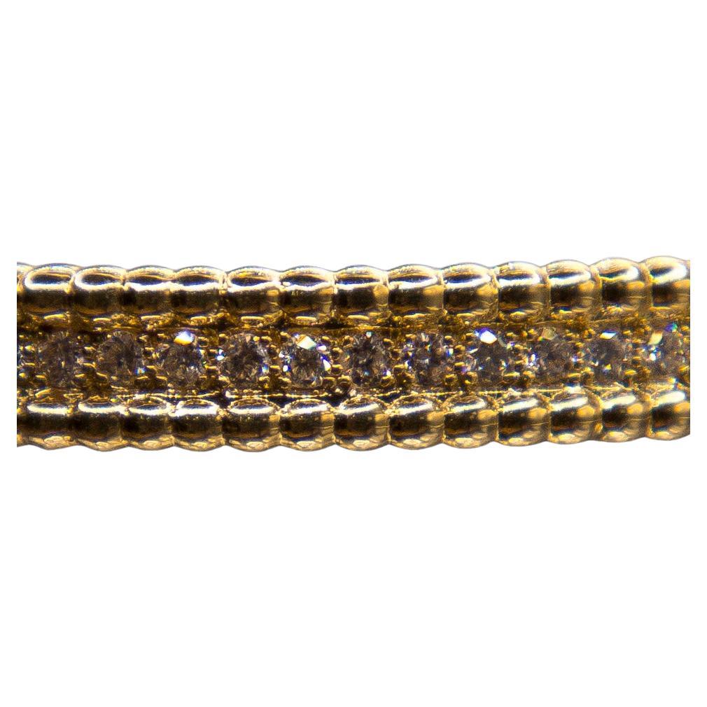 Schmücken Sie Ihr Handgelenk mit Eleganz und Luxus mit diesem exquisiten Armreif aus 18 Karat Gelbgold mit Diamanten. Dieses Armband ist aus strahlendem Gelbgold gefertigt und enthält insgesamt 2,24 Karat Brillanten der Farbe G und der Reinheit SI.