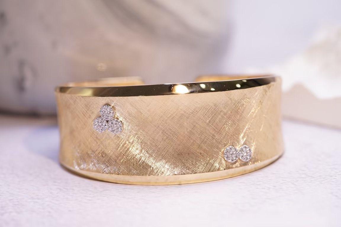 18K Gelbgold Diamant-Armreif

Gesamtgewicht - 25,85 GM