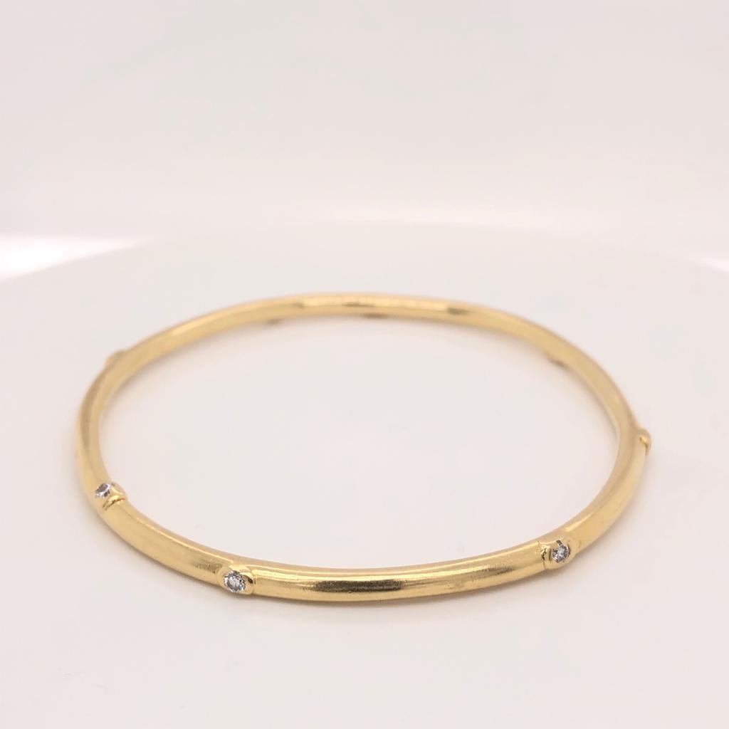 Women's Yellow Gold 18K Natural 0.05ct Diamonds on Bracelet Bangle In Good Condition For Sale In Aventura, FL