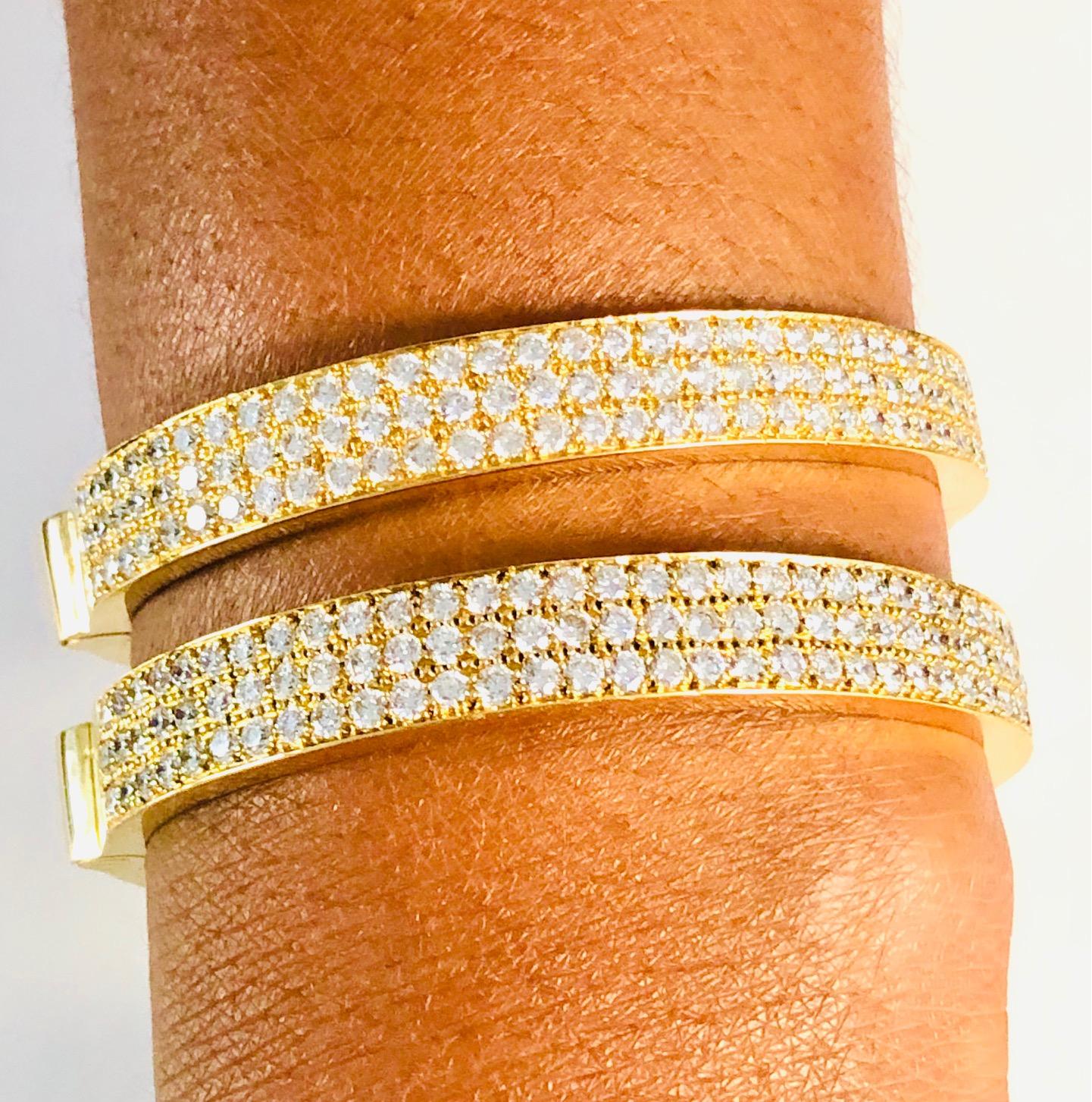 18 Karat Yellow Gold Diamond Bangle Bracelet In New Condition For Sale In New York, NY