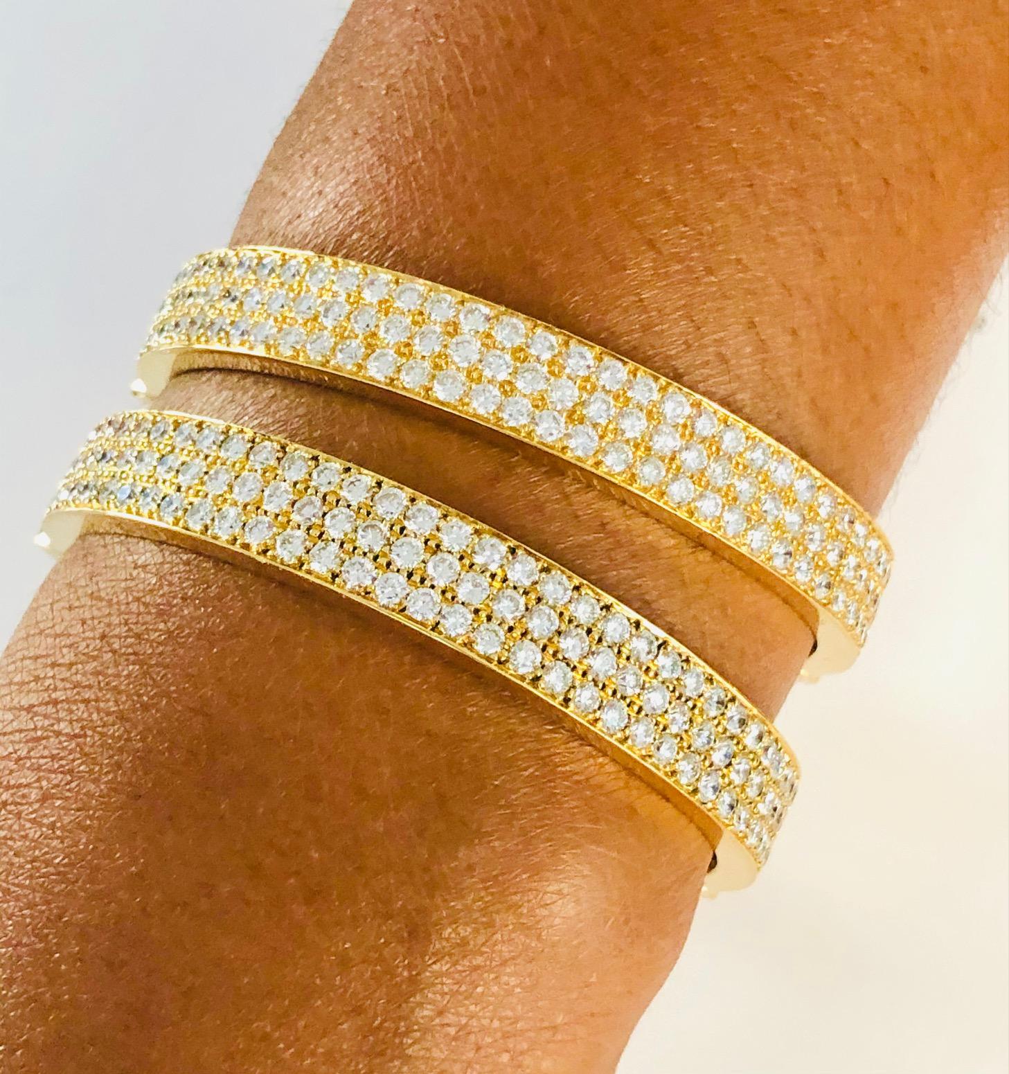 18 Karat Yellow Gold Diamond Bangle Bracelet For Sale 2