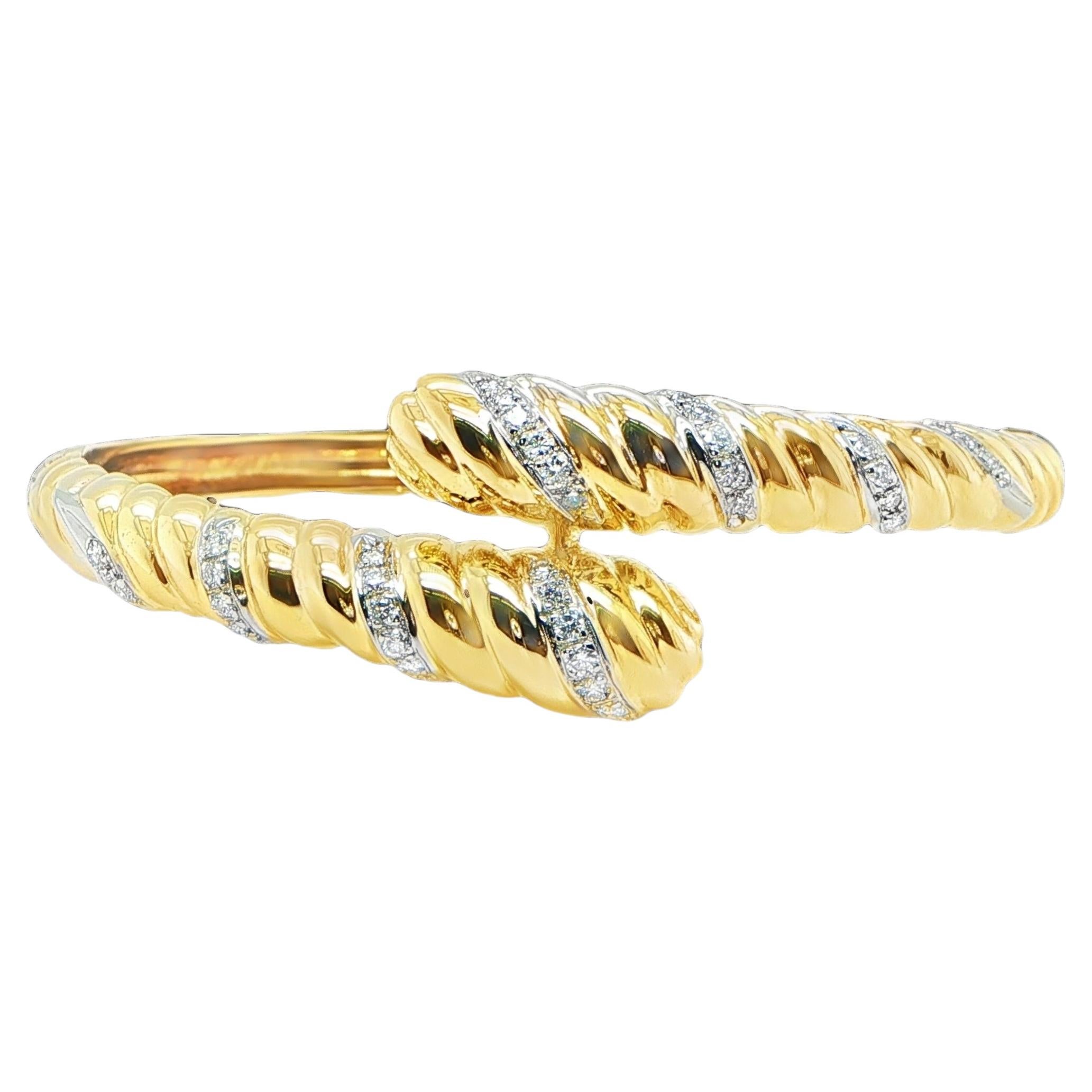 Pulsera rígida de oro amarillo de 18 quilates con diamantes y diseño retorcido en venta