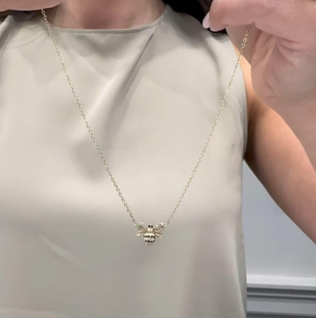 Collier pendentif abeille en or jaune 18K avec diamants noirs ronds en vente 1