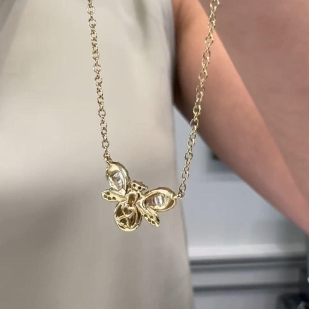 Collier pendentif abeille en or jaune 18K avec diamants noirs ronds en vente 2
