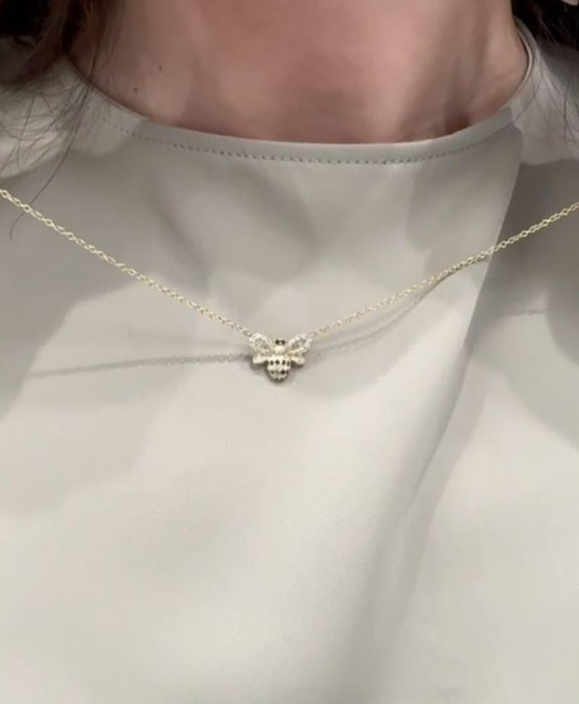 Collier pendentif abeille en or jaune 18K avec diamants noirs ronds en vente 3