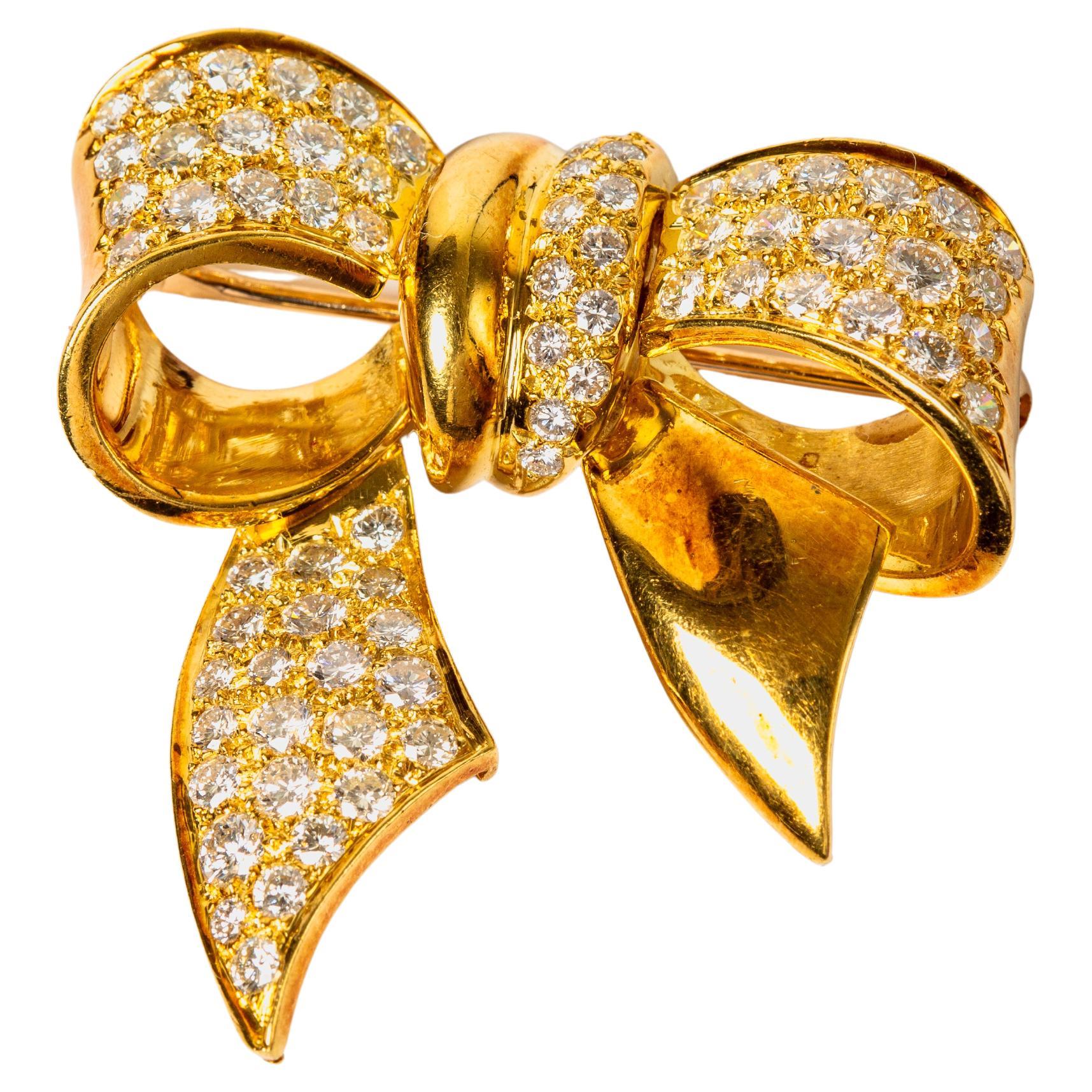 Broche en or jaune 18k à nœud de diamants