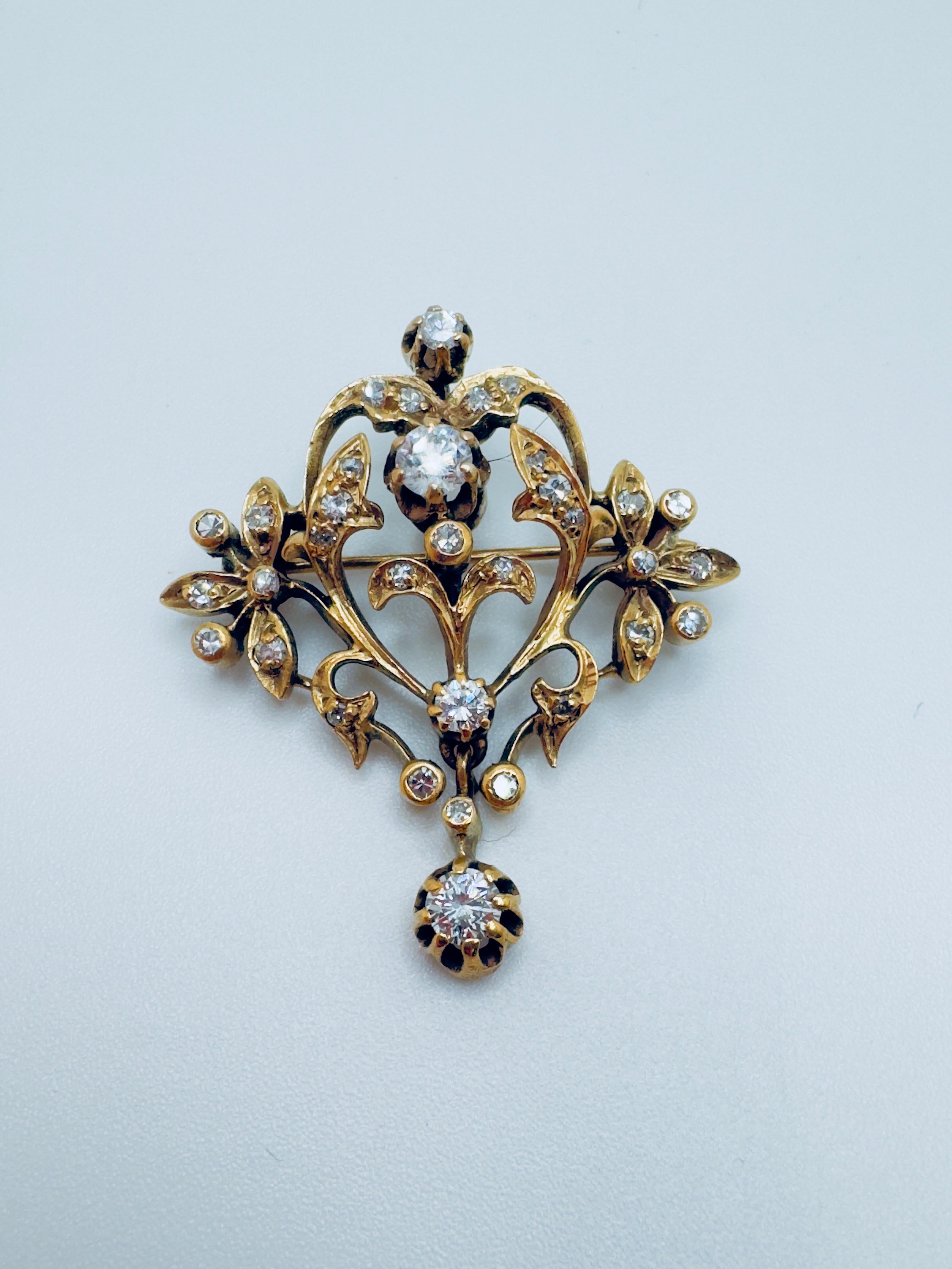 Questa elegante spilla di diamanti a 18 carati presenta una raffinatezza senza tempo con un equilibrio raffinato di dimensioni e scintillio. Con dimensioni di circa 35 mm per 30 mm, il pezzo è progettato con una forma aggraziata che mette in risalto