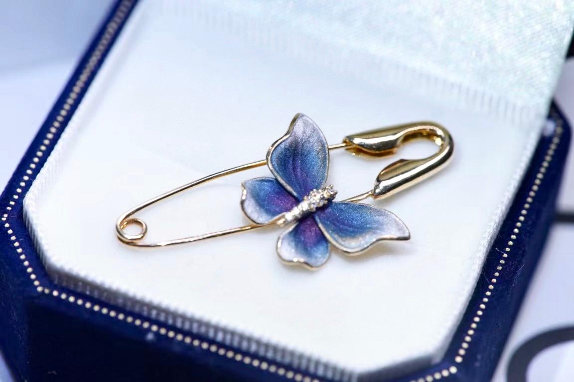 Round Cut 18K Yellow Gold Diamond Butterfly Paper Clip Brooch Pin For Sale