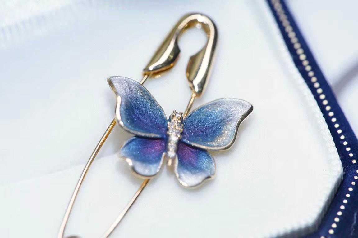 18K Yellow Gold Diamond Butterfly Paper Clip Brooch Pin In New Condition For Sale In Kowloon, HK