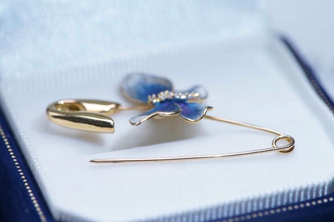 Women's or Men's 18K Yellow Gold Diamond Butterfly Paper Clip Brooch Pin For Sale