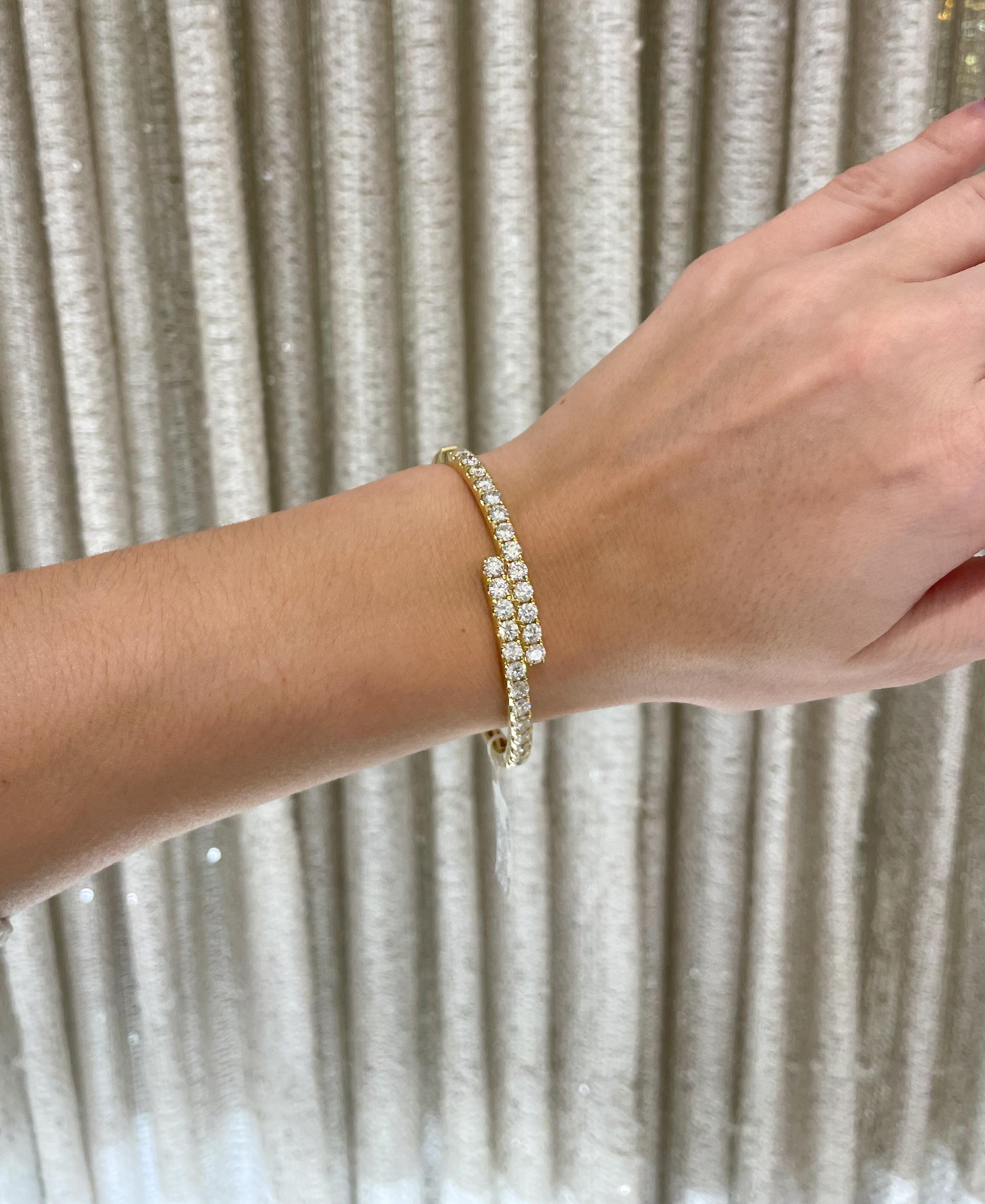 Bypass-Armreif aus 18 Karat Gelbgold mit Diamanten im Angebot 6