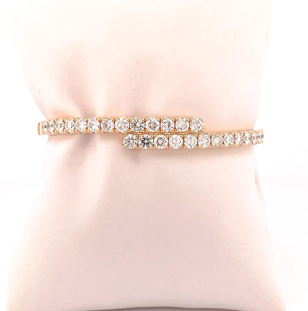 Aus der Eiseman Collection, Bypass-Armreif aus 18 Karat Gelbgold mit Diamanten. Diese Armspange ist mit 26 runden Diamanten im Brillantschliff mit einem Gesamtgewicht von 5,00 Karat besetzt. Dieser Armreif ist poliert und die Diamanten sind auf