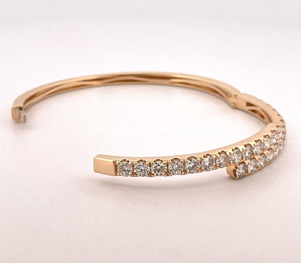Bypass-Armreif aus 18 Karat Gelbgold mit Diamanten (Moderne) im Angebot