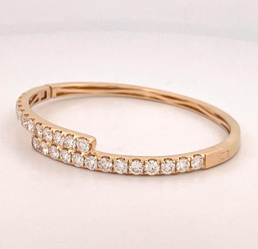 Bypass-Armreif aus 18 Karat Gelbgold mit Diamanten (Rundschliff) im Angebot