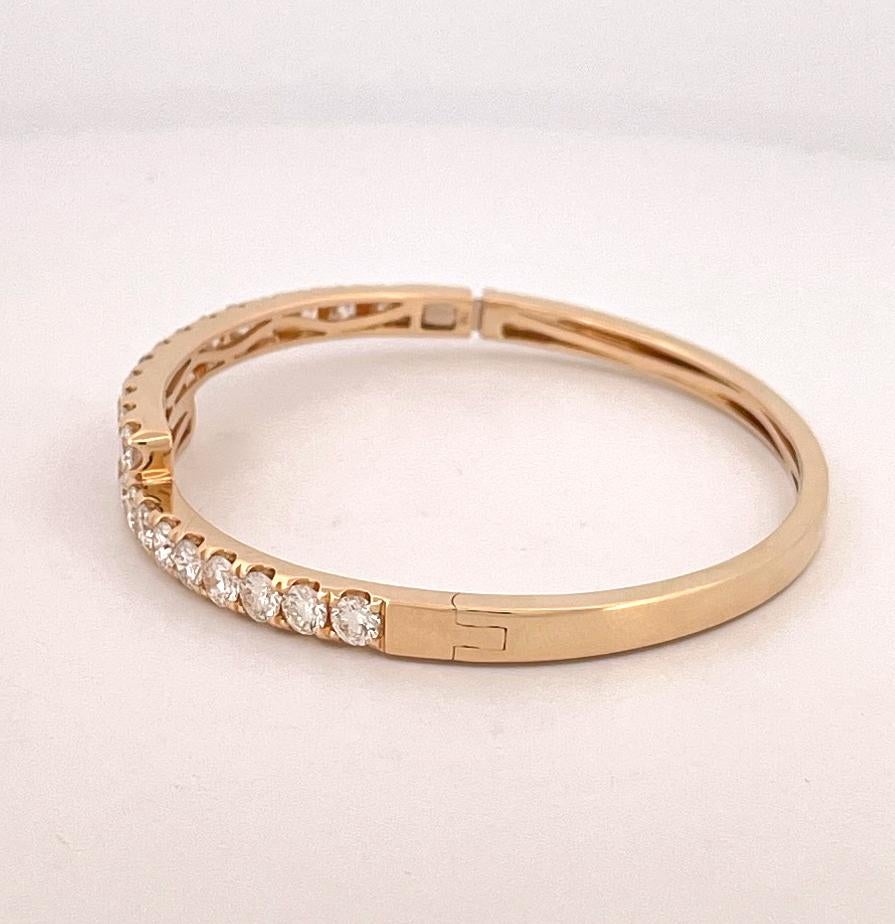 Bypass-Armreif aus 18 Karat Gelbgold mit Diamanten im Zustand „Hervorragend“ im Angebot in Dallas, TX