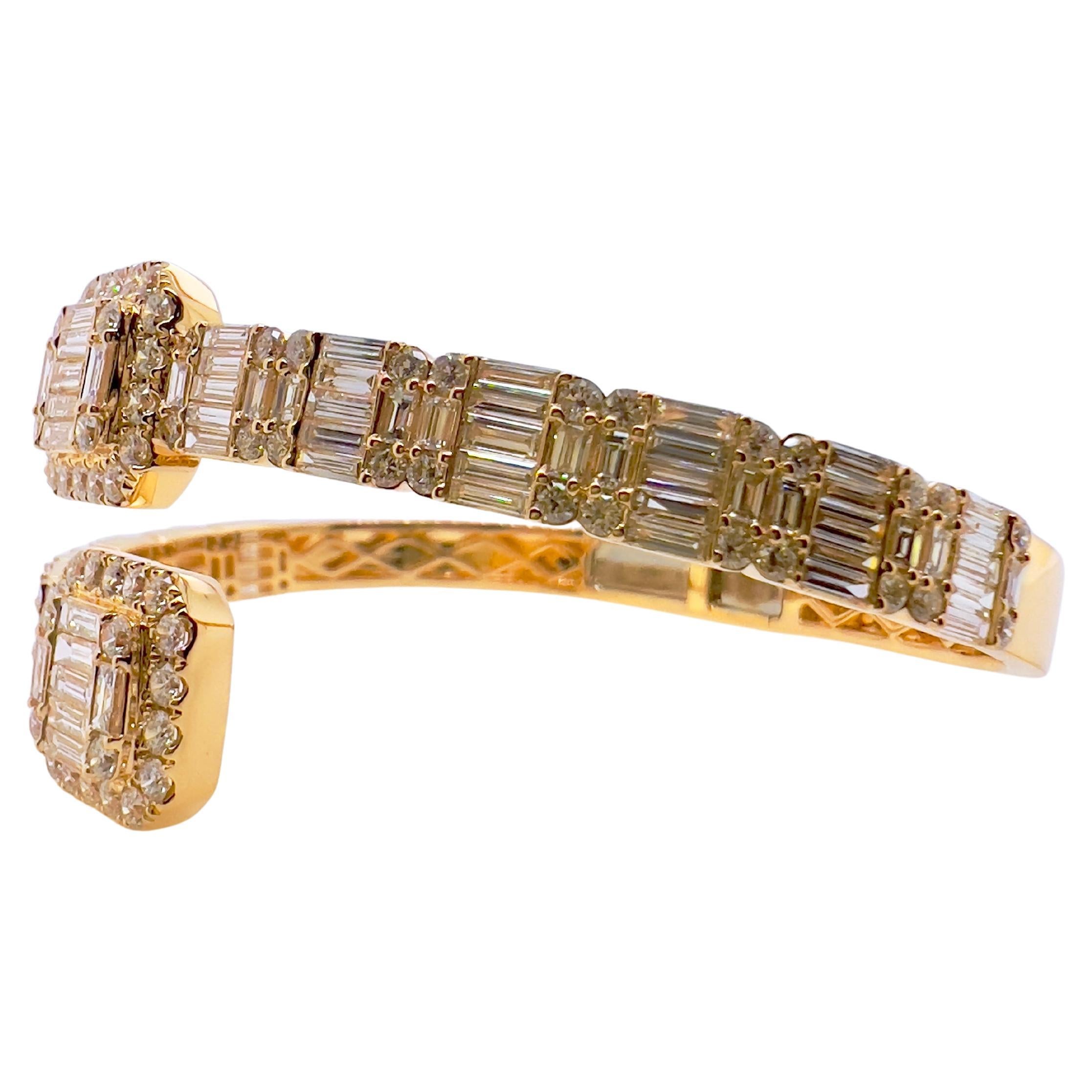 Taille baguette Bracelet en or jaune 18 carats avec diamants en dérivation en vente