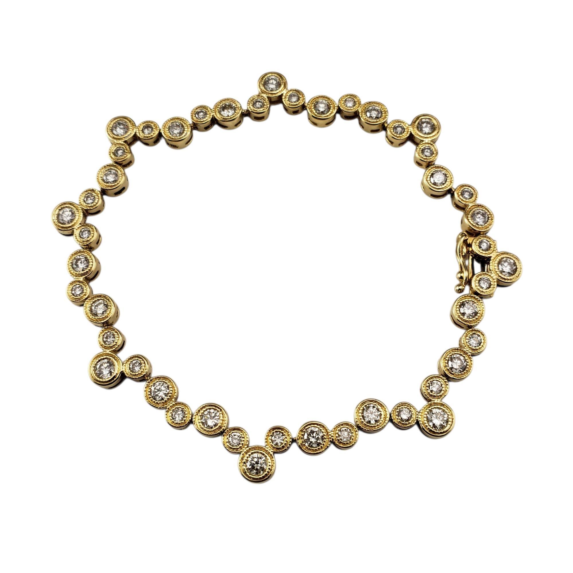 Pulsera de oro amarillo de 18 quilates con diseño de círculos de diamantes

Exquisita y atemporal, esta brillante pulsera presenta 46 diamantes redondos de talla brillante engastados en oro amarillo de 18 quilates, dispuestos en un refinado diseño