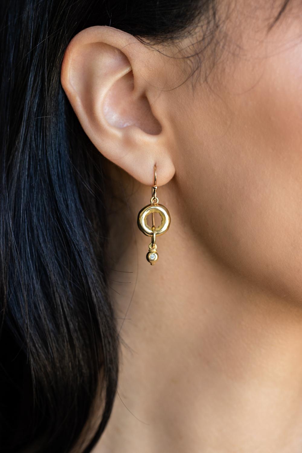 Entra nel mondo dell'eleganza antica con gli orecchini pendenti in oro lavorati a mano della Collection'S Cleopatra. Questi squisiti orecchini sono caratterizzati da un'intricata lavorazione artigianale dell'oro, che cattura l'essenza di una