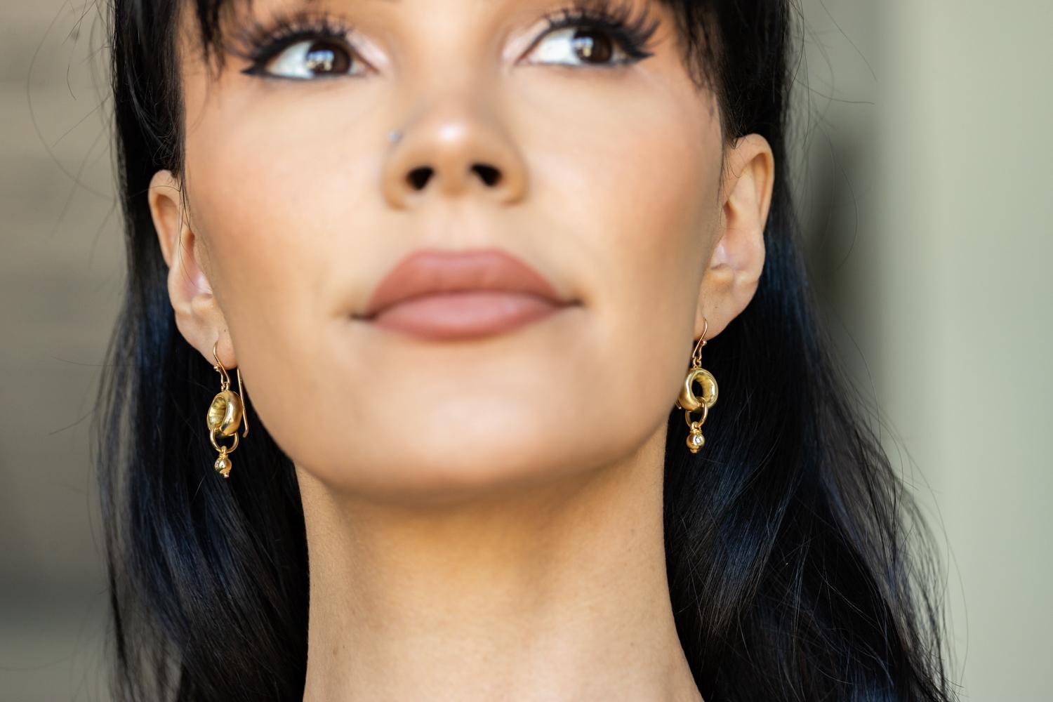 Moderno Orecchini Cleopatra in oro giallo 18K con diamanti di Misani in vendita