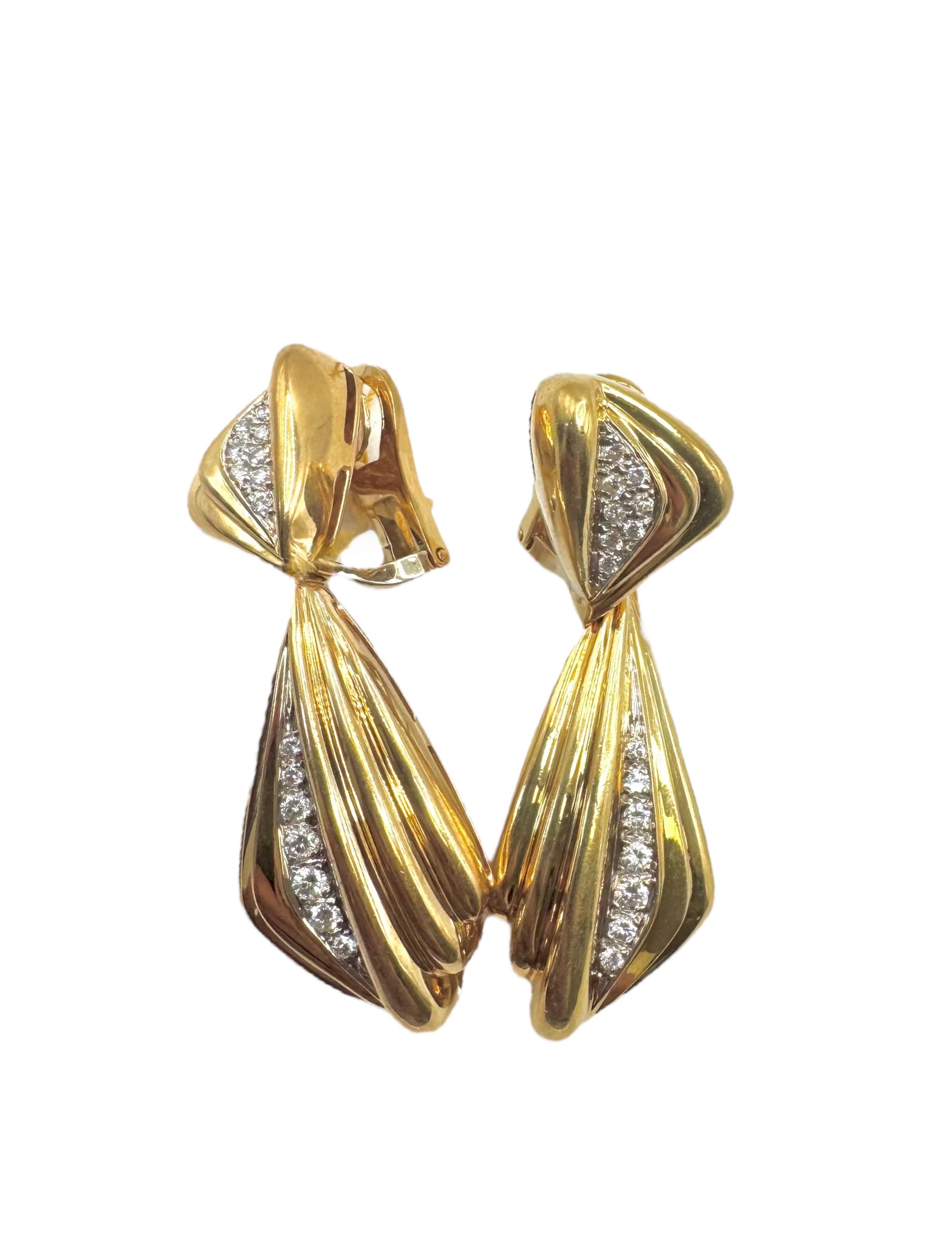 Questi audaci orecchini a goccia anni '80 sono realizzati in ricco oro giallo 18 carati e presentano un dinamico motivo Foldes arricchito da diamanti taglio brillante incastonati. Progettati come clip-on per essere indossati comodamente, donano