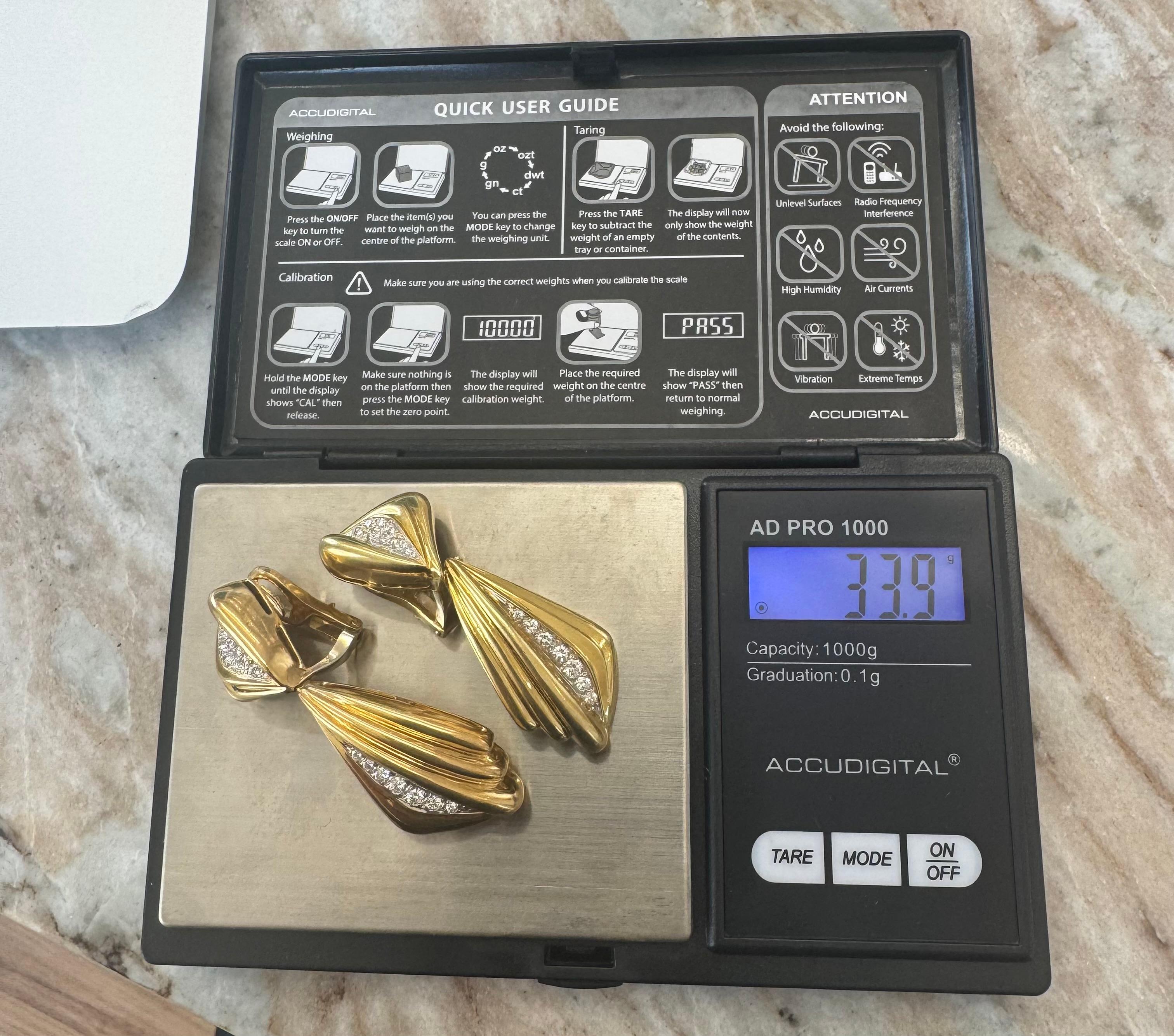 Orecchini a goccia con diamanti in oro giallo 18K in vendita 1