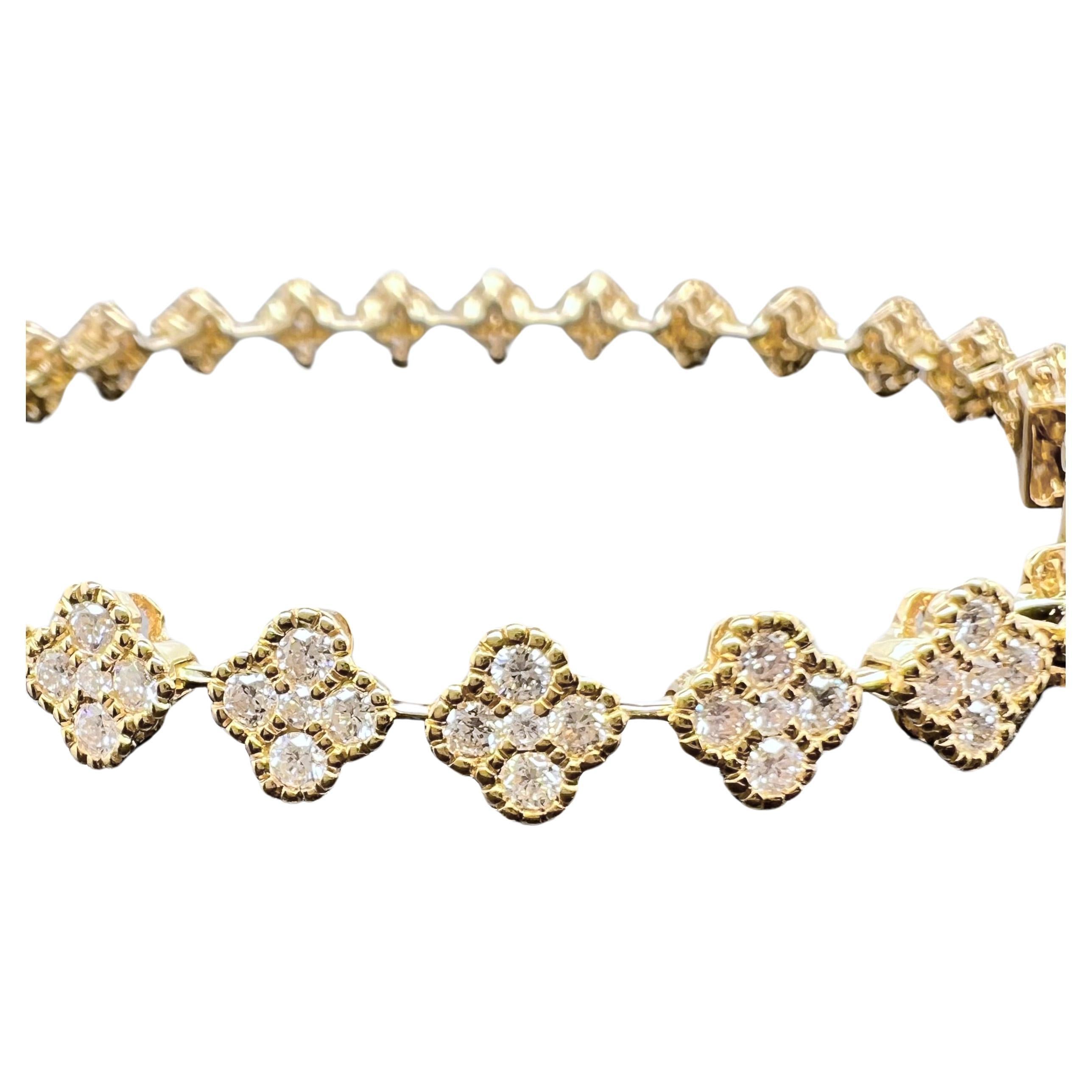 Questo è assolutamente uno dei nostri braccialetti impilabili preferiti.  Incastonato in oro giallo 18 carati, il braccialetto tennis in stile trifoglio è l'aggiunta perfetta a qualsiasi pila o può essere indossato da solo.  I diamanti tondi