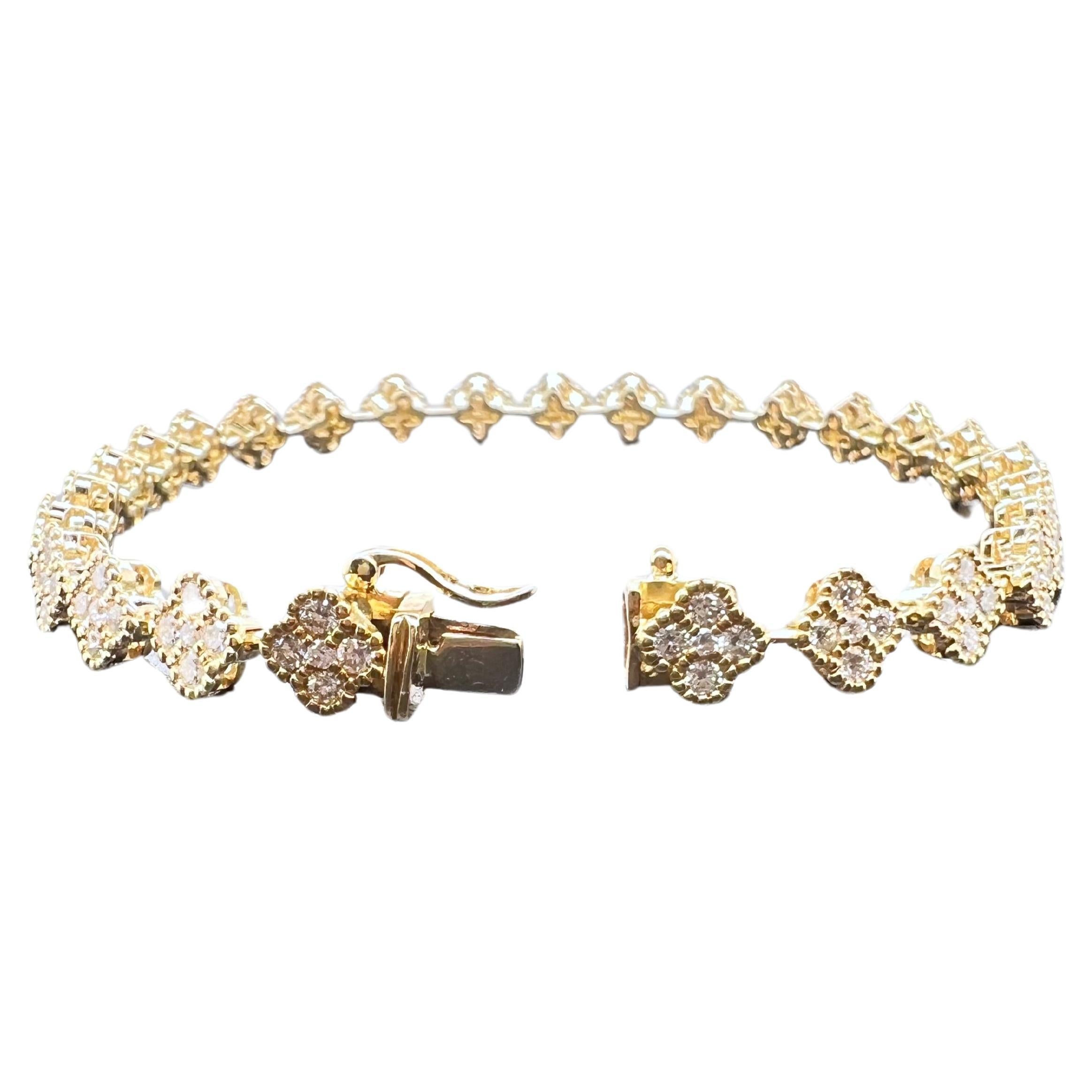 Contemporary 18k Yellow Gold Diamond Clover Style Tennis Bracelet For Sale