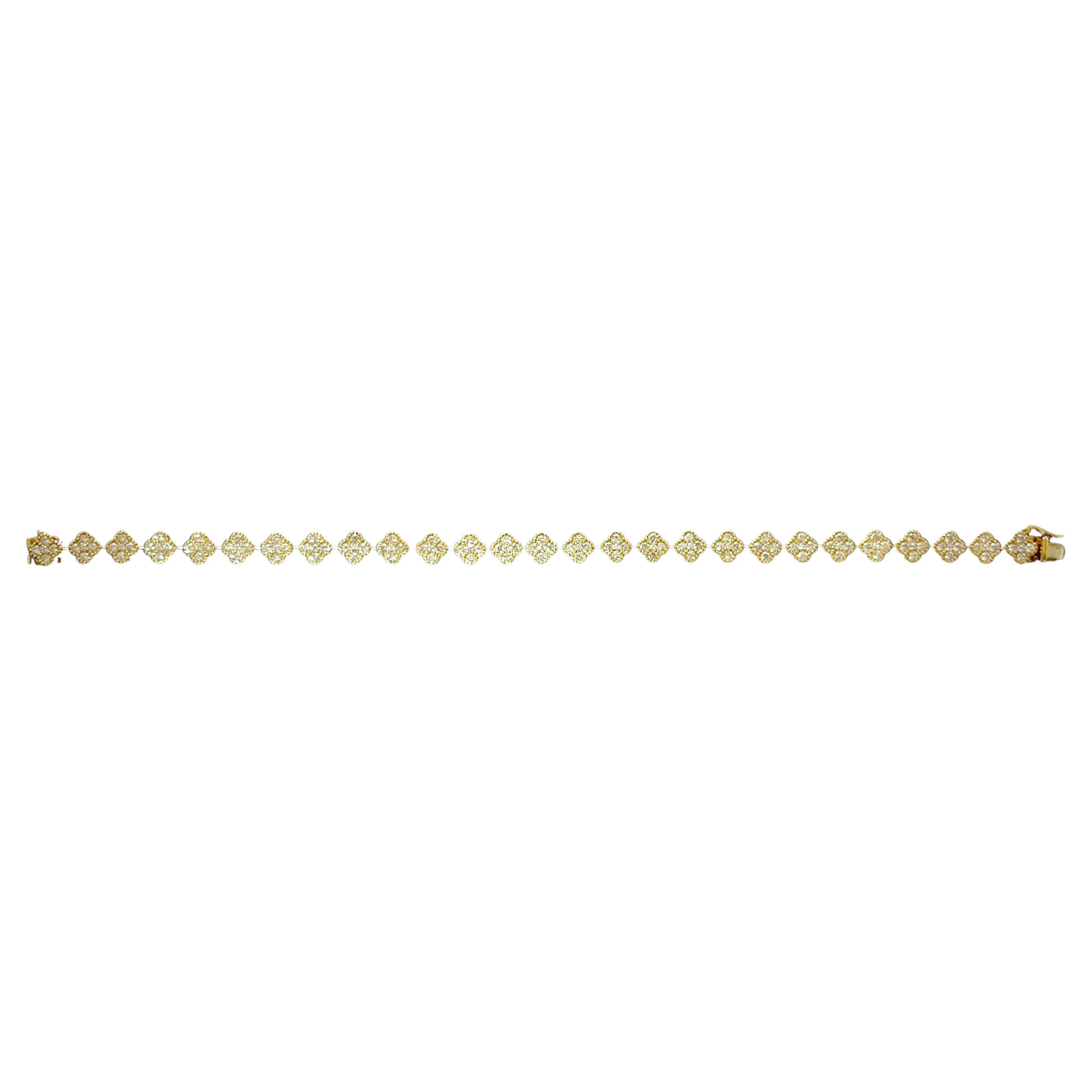 Taglio brillante Bracciale tennis stile trifoglio con diamanti in oro giallo 18k in vendita
