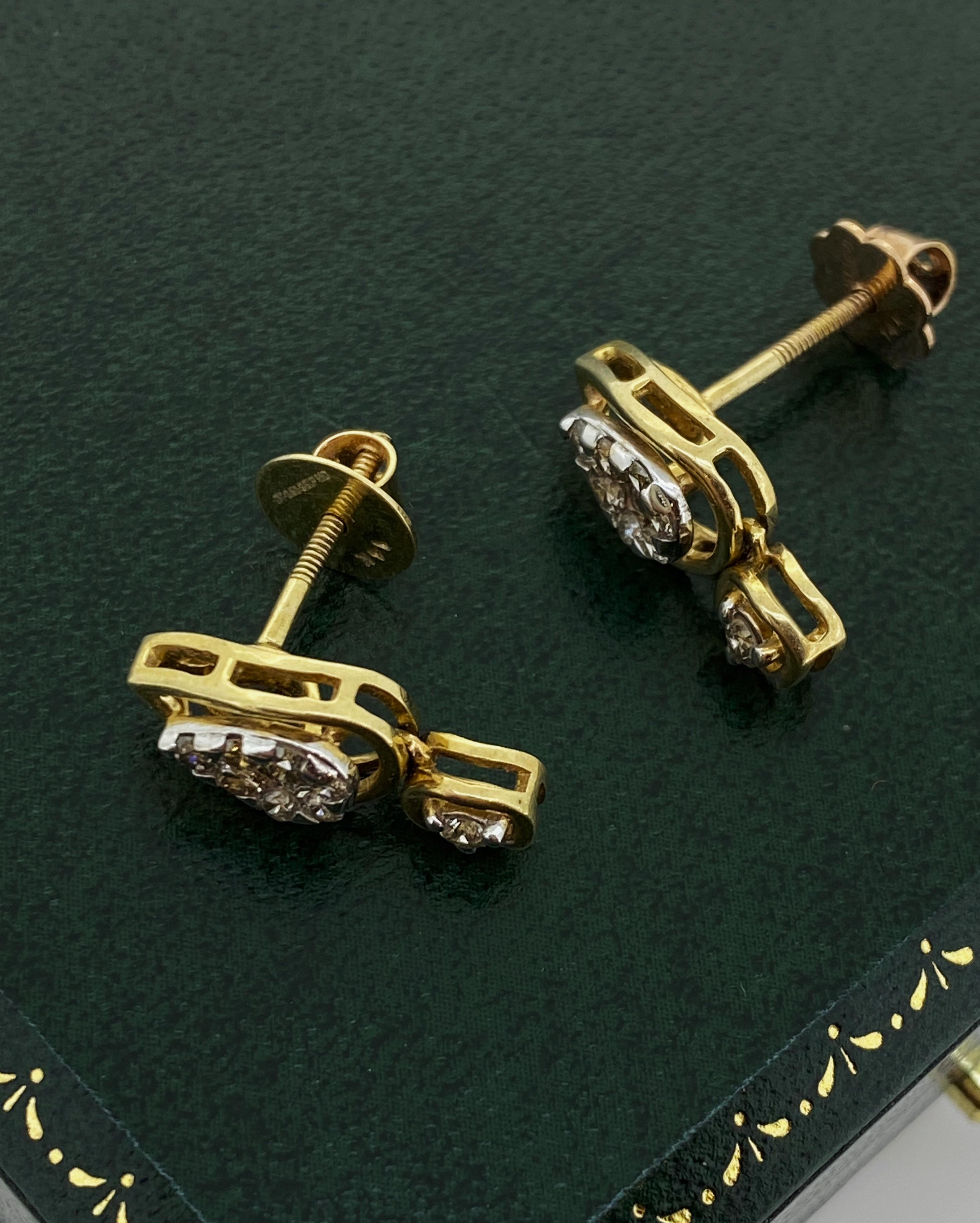 Questo splendido paio di orecchini a grappolo con diamanti 
presenta un design a goccia, 
che è molto femminile ed elegante,  
Chiusura a farfalla e perni filettati sicuri e confortevoli 

Realizzato meticolosamente in oro giallo 18 carati, 
la