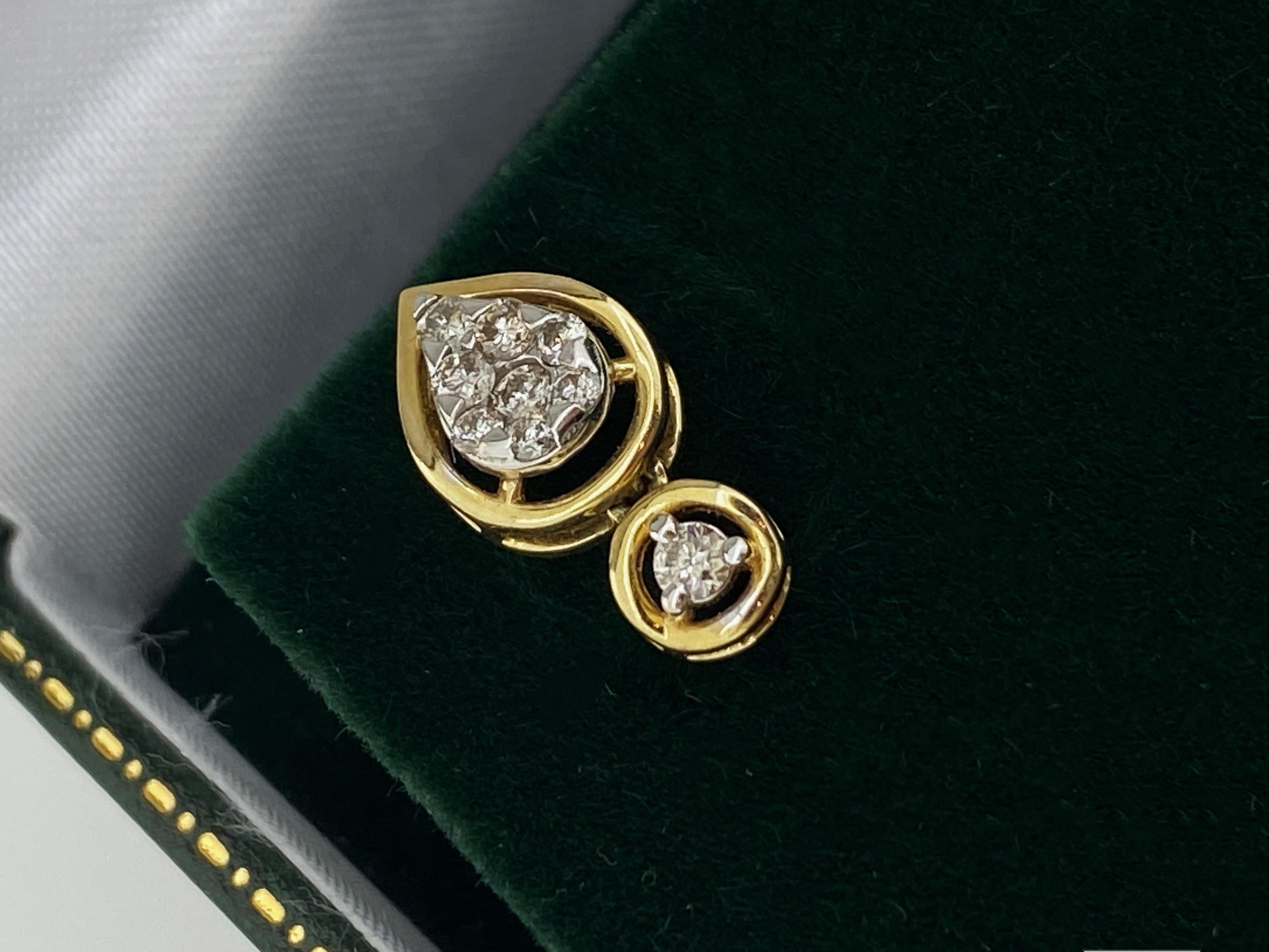 Taglio rotondo Orecchini pendenti in oro giallo 18K e diamanti a grappolo (0,60 carati) da 17 mm, montanti filettati. in vendita