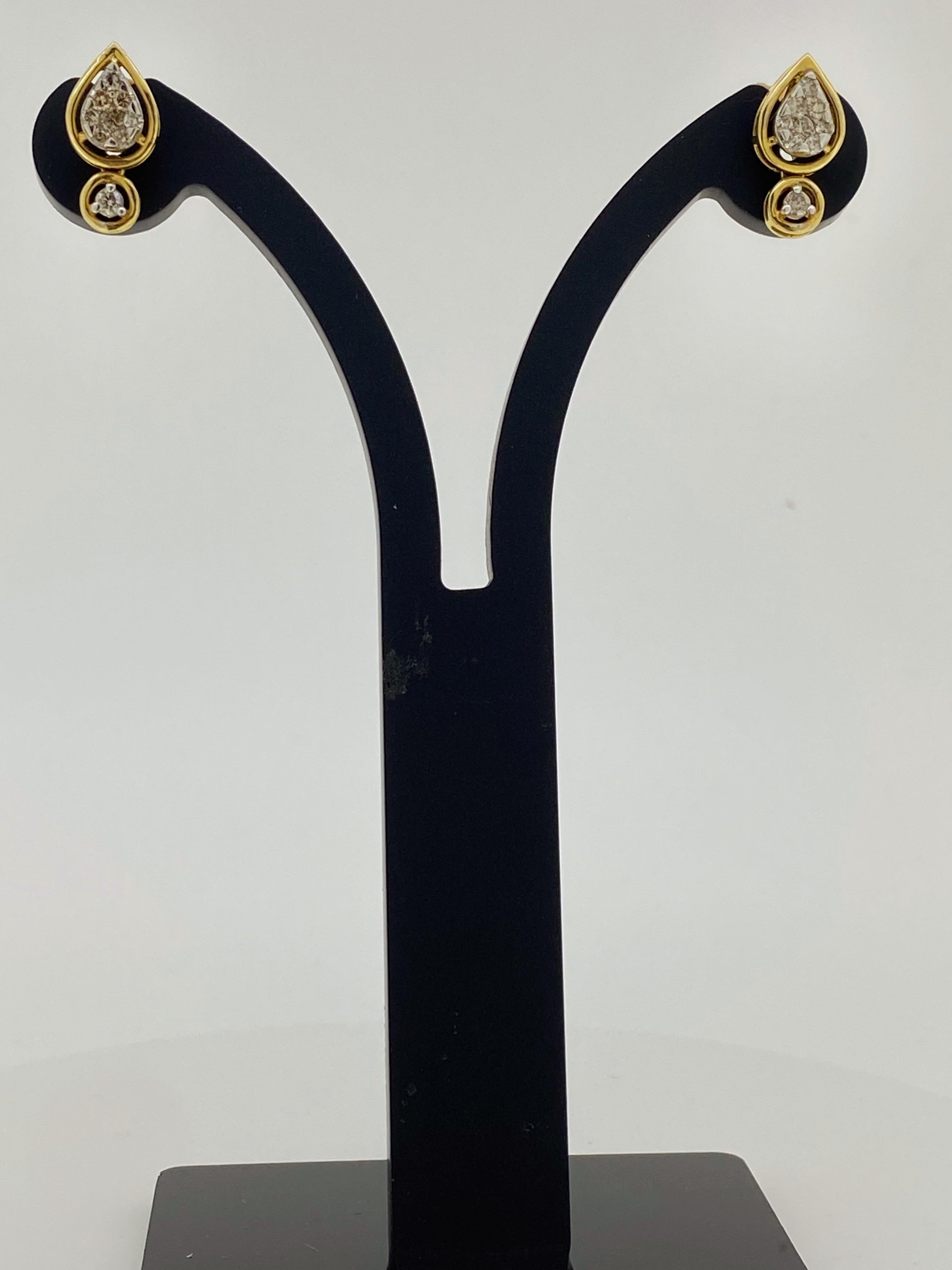 Orecchini pendenti in oro giallo 18K e diamanti a grappolo (0,60 carati) da 17 mm, montanti filettati. In condizioni ottime in vendita a MELBOURNE, AU