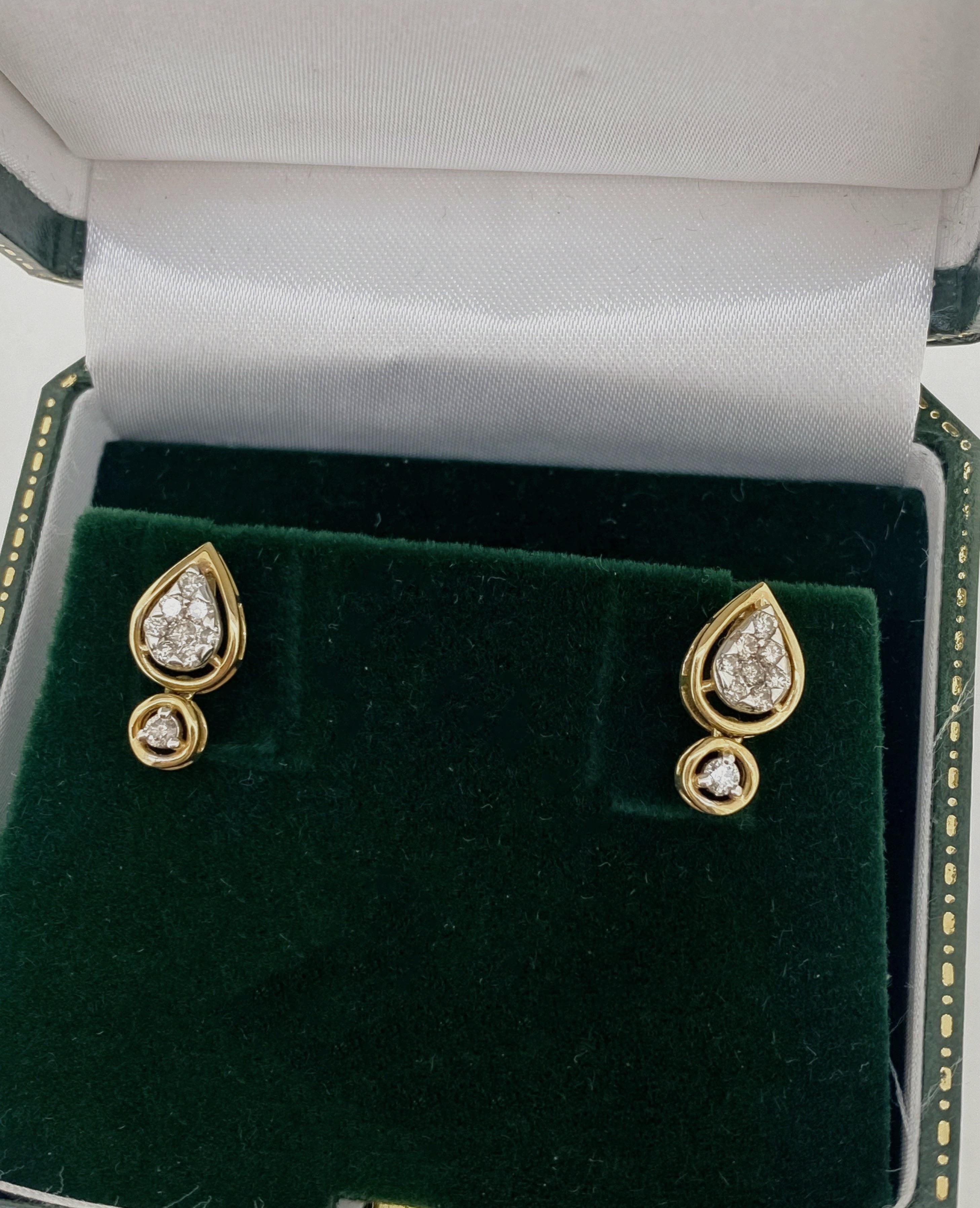 Donna Orecchini pendenti in oro giallo 18K e diamanti a grappolo (0,60 carati) da 17 mm, montanti filettati. in vendita