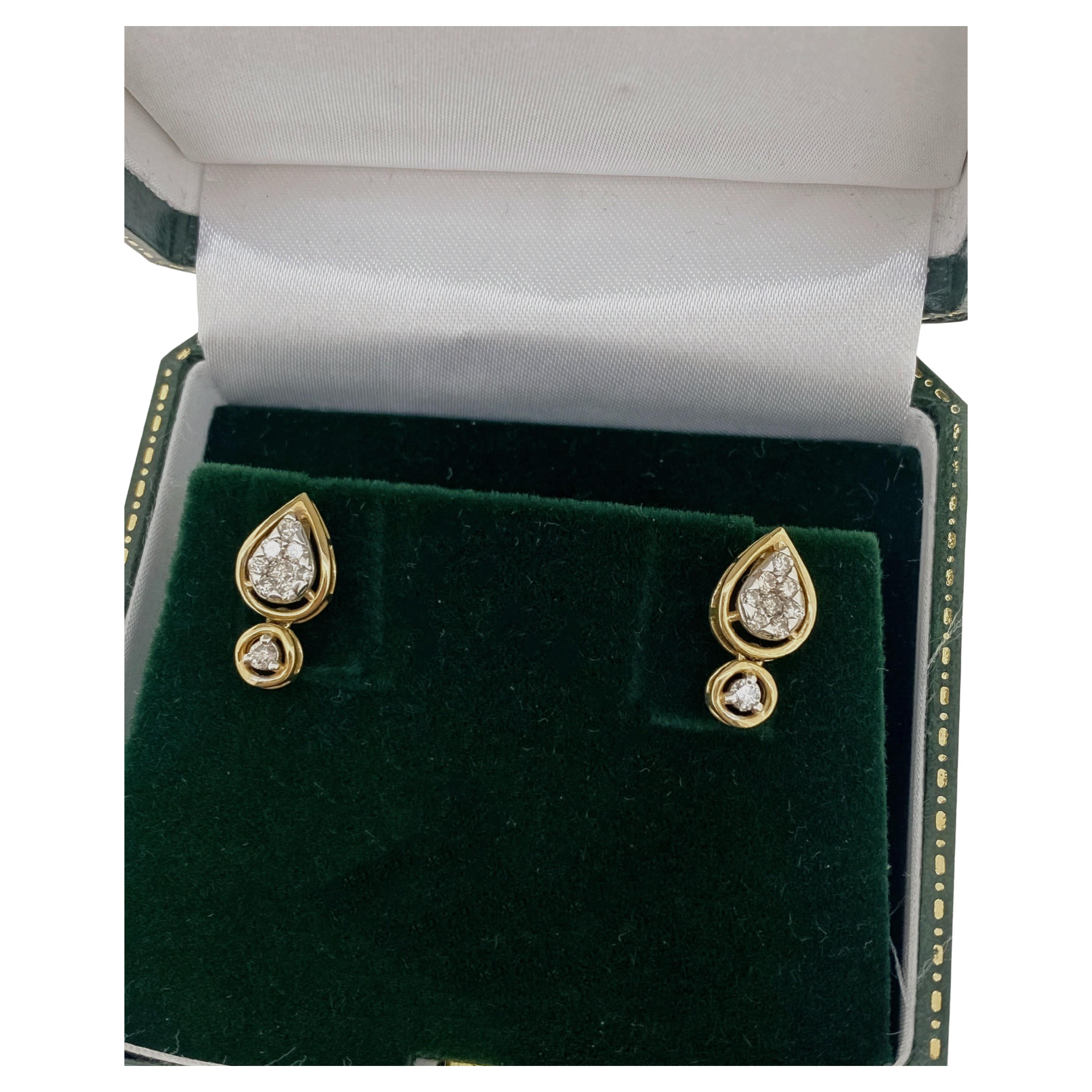 Orecchini pendenti in oro giallo 18K e diamanti a grappolo (0,60 carati) da 17 mm, montanti filettati. in vendita
