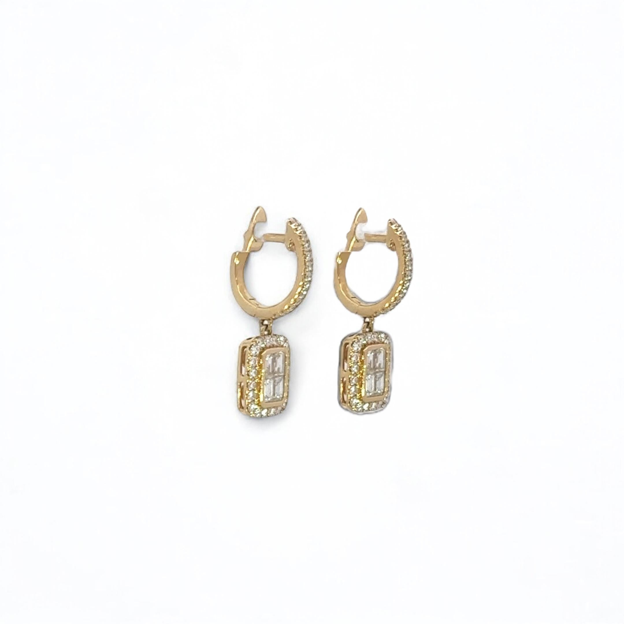 Ti presentiamo i nostri squisiti orecchini a goccia in oro giallo 18 carati e diamanti, una fusione perfetta di eleganza e audacia. Realizzati con 3,51 grammi di oro di lusso, questi orecchini trasudano raffinatezza e charme. Gli scintillanti