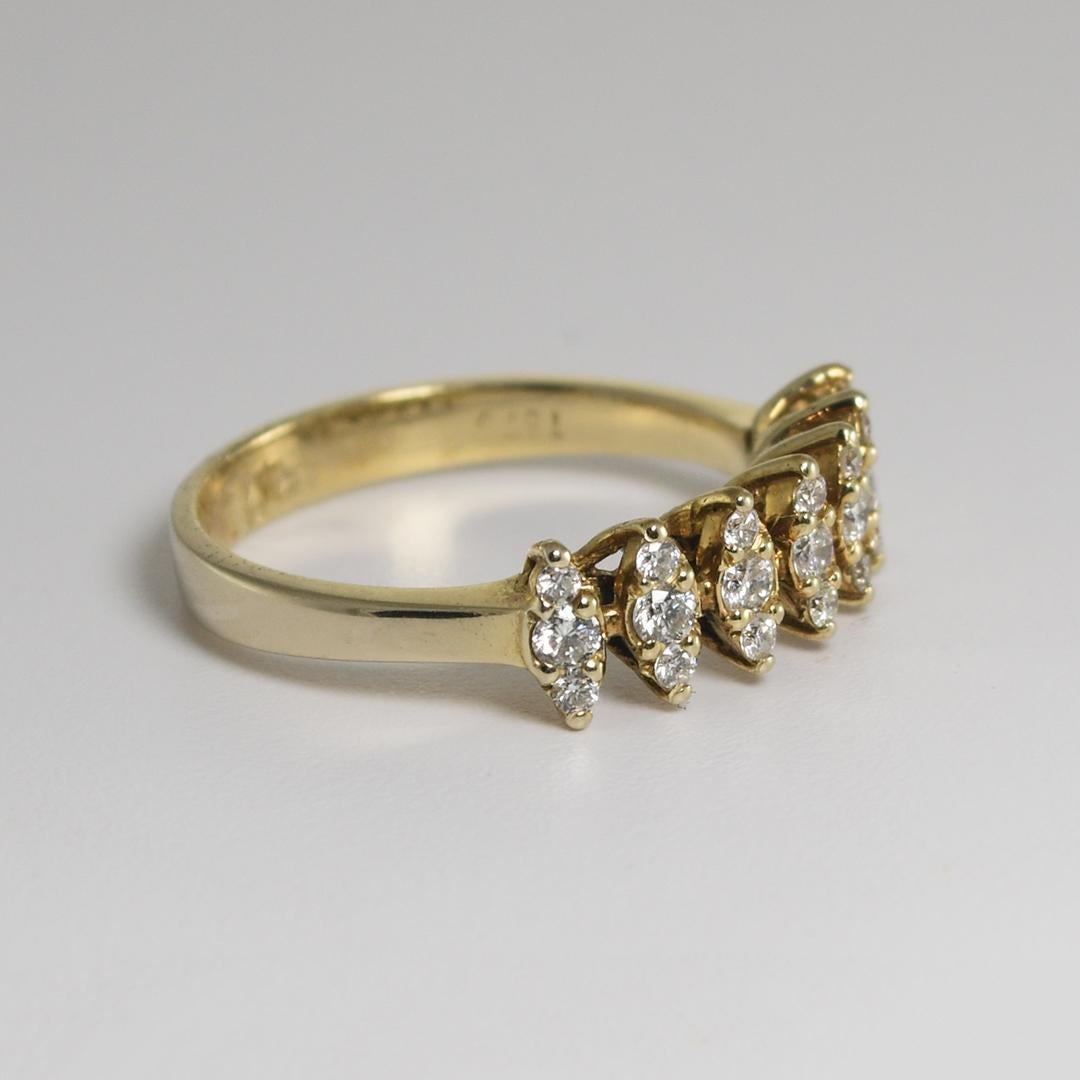 Cocktailring aus 18 Karat Gelbgold und Diamanten.
Testet 73% Gold mit einem XRF-Metallanalysator.
Wiegt 4,2 Gramm.
Die Diamanten sind im runden Brillantschliff in Marquise-Fassung gefasst.
Die Farbpalette der Diamanten ist i, j, k.
Reinheit ist Si,