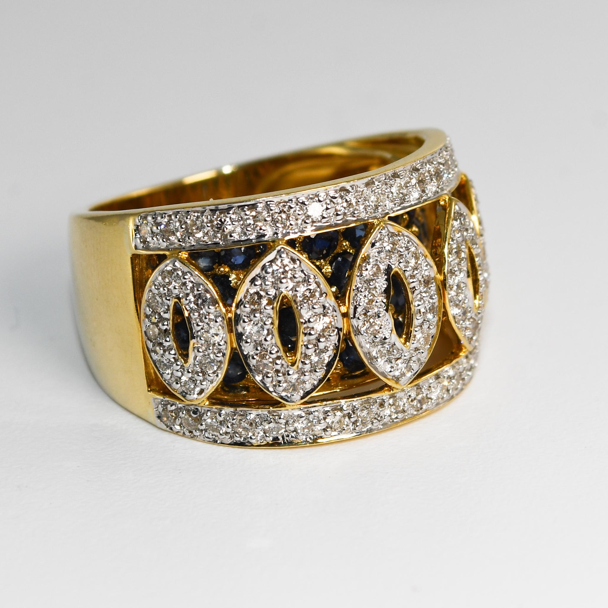 Bague de cocktail en diamant pour femme en or jaune 18 carats.
Estampillé 18k 750 et pèse 12,1 grammes.
Il y a de petits diamants ronds de taille brillant sur les côtés, 0,33 carats au total, couleur i à j, pureté Si.
Le haut de l'anneau mesure 14.5